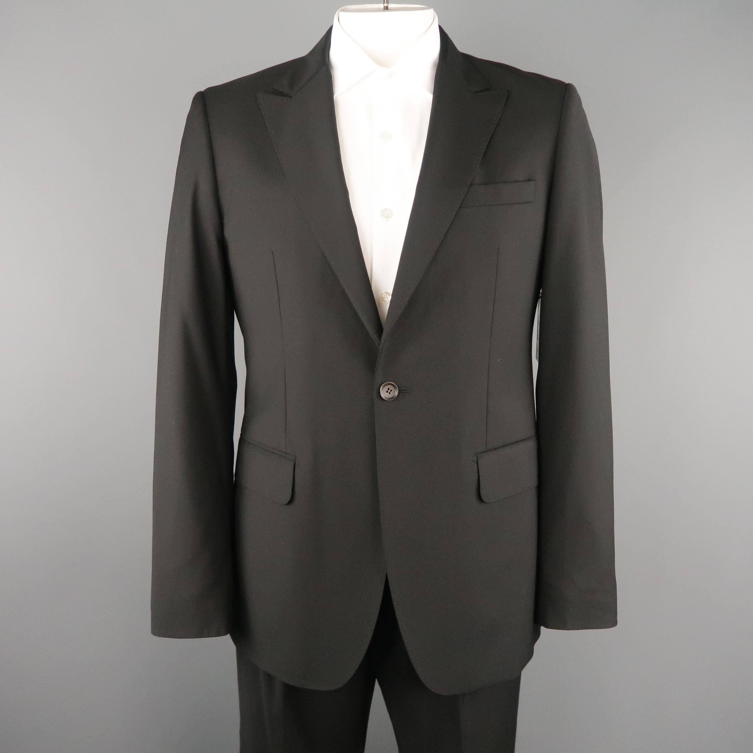 PACO ROBANNE suit includes a single breasted, one button, peak lapel sport coat with satin stripe collar detail with matching singe pleat trousers.
 
Excellent Pre-Owned Condition.
Marked: 105
 
Measurements:
 
-Jacket
Shoulder: 18 in.
Chest: 44