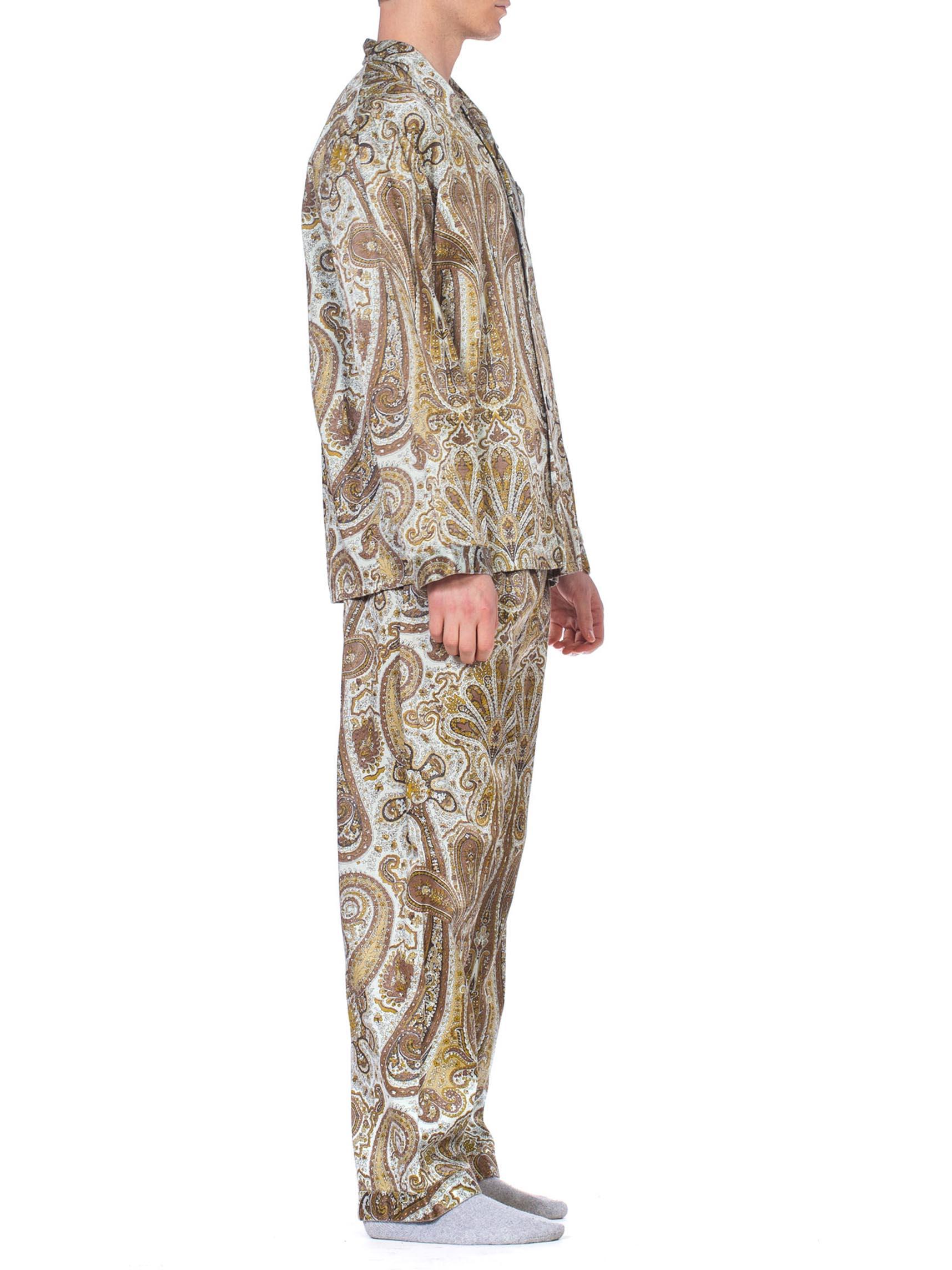 Marron Ensemble pyjama en satin de rayonne avec dos en coton et motif cachemire, années 1970 en vente