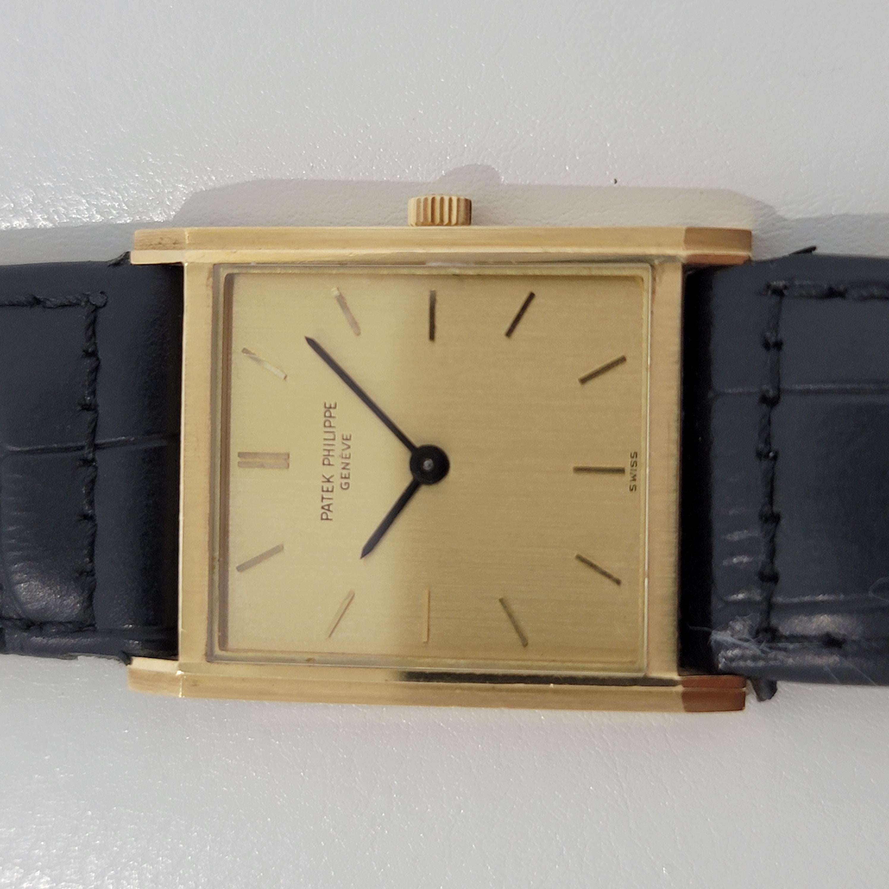 Timeless luxury, Men's 18k solid gold Patek Philippe Geneve Ref 3519 manual wind dress watch, c.1970s. Verified authentic by a master watchmaker. Gorgeous Patek Philippe signed gold dial, Geneve hallmarked, applied baton hour markers, minute and