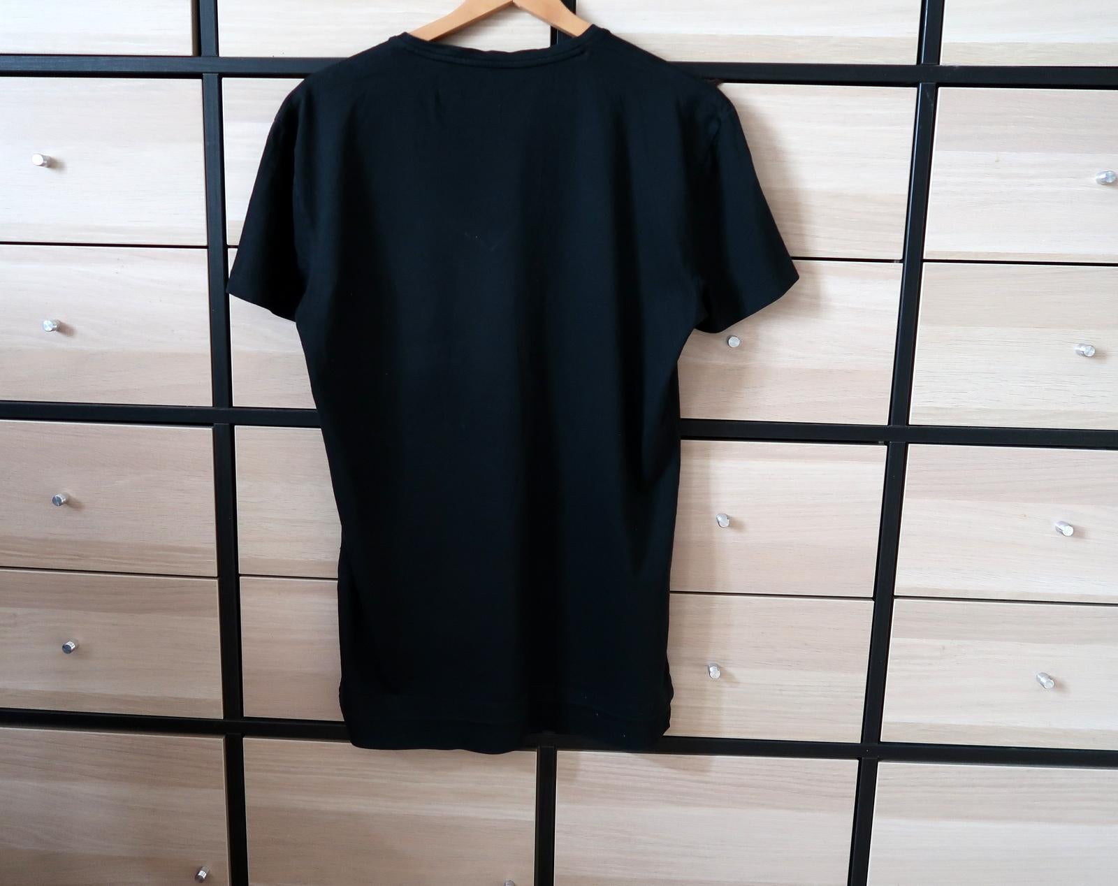 This stylish men’s t-shirt from Patrizia Pepe’s 2008 collection combines Italian craftsmanship with modern design. Made from 100% high-quality cotton, it offers comfort and breathability, making it a versatile wardrobe staple. The t-shirt is in good