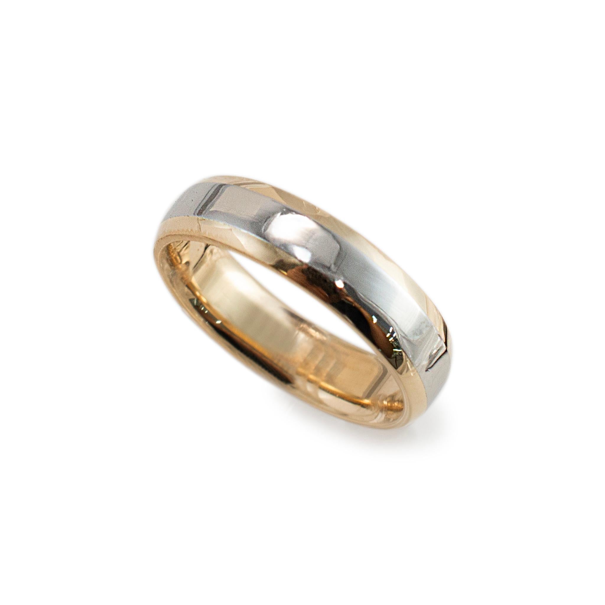 Geschlecht: Männer

Metall-Typ: Platin und 18K Gelbgold

Ringgröße: 9

Breite: 5,75 mm

Gewicht: 10.05 Gramm

Ehering eines Mannes aus 900er Platin und 18 Karat Gelbgold, mit halbrundem Schaft. Graviert mit 