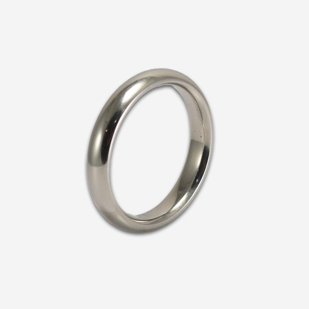 Platinband für Männer, bequeme Passform.
Markiert Platin und wiegt 9,8 Gramm. 
Der Ring ist 4 mm breit. 
Der Ring hat die Größe 9 und kann in der Größe angepasst werden. 
Ausgezeichneter Zustand.