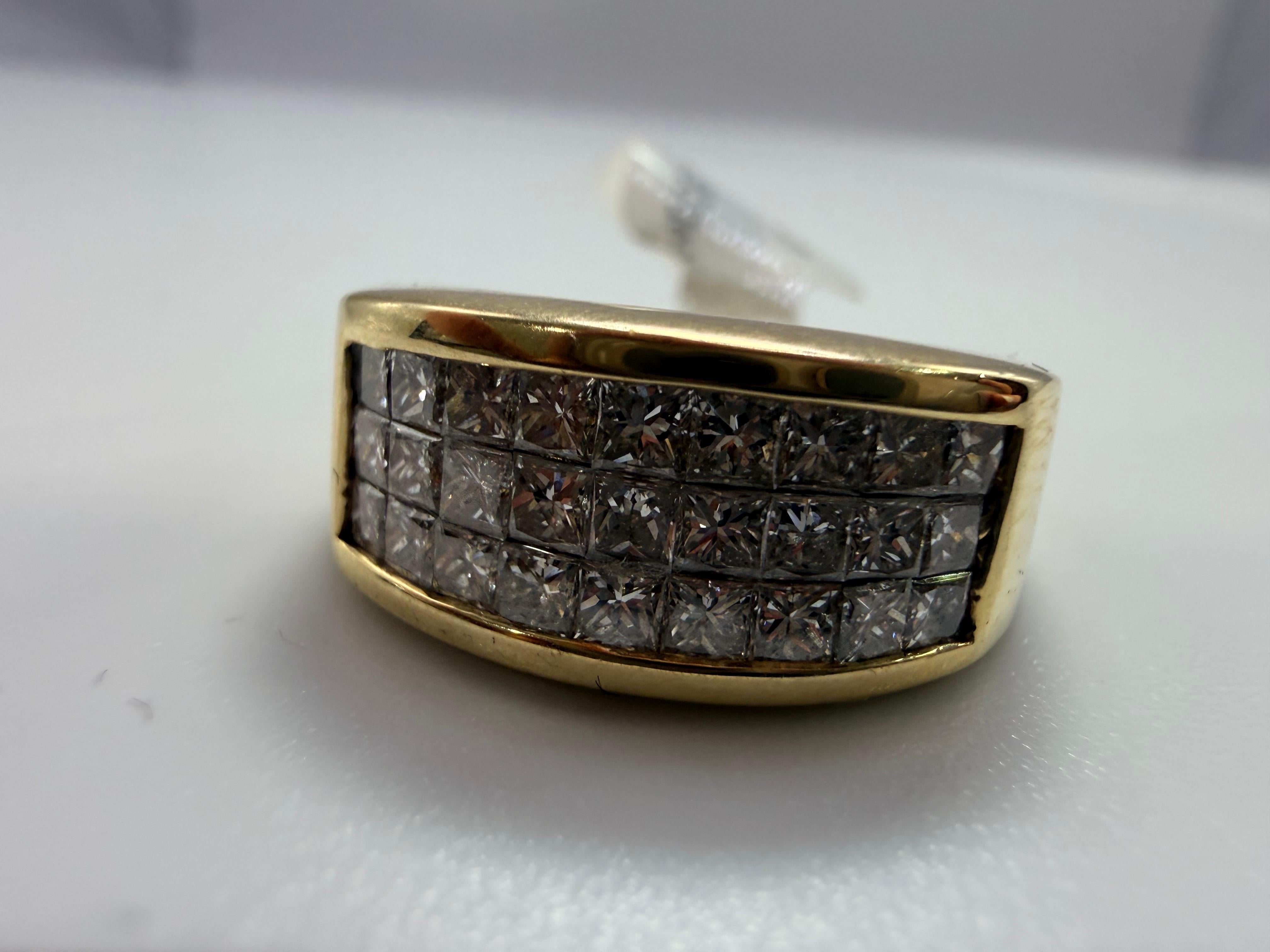 Anello di diamanti gialli 14kt con diamanti taglio princess per un totale di 0,80 carati di purezza VS e colori F-G, misura 8.

**Tutti gli oggetti lasciano la nostra sede con un certificato a nome dell'acquirente, politica aziendale! Questo