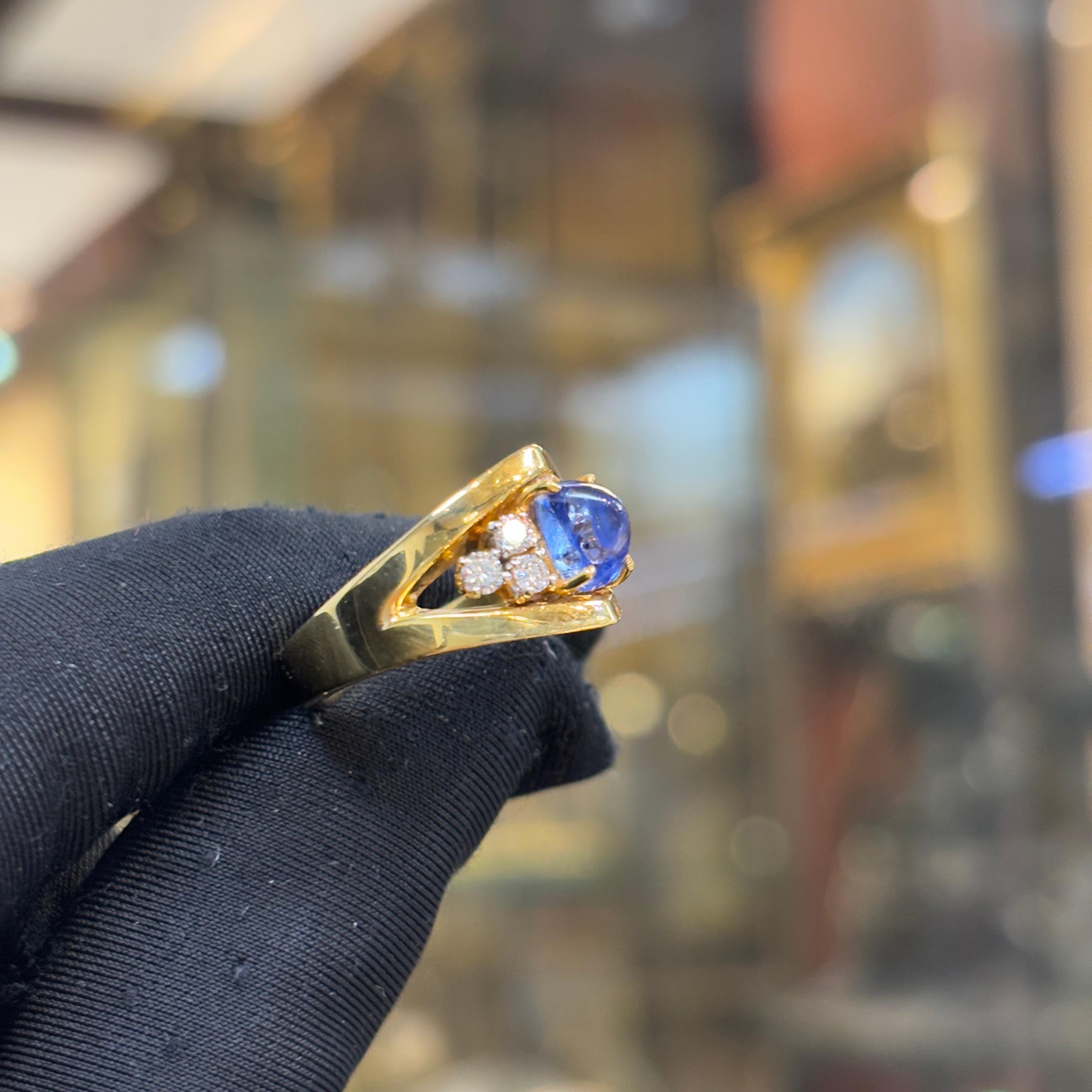 Taglio misto Anello da uomo con zaffiro cabochon piramidale in vendita