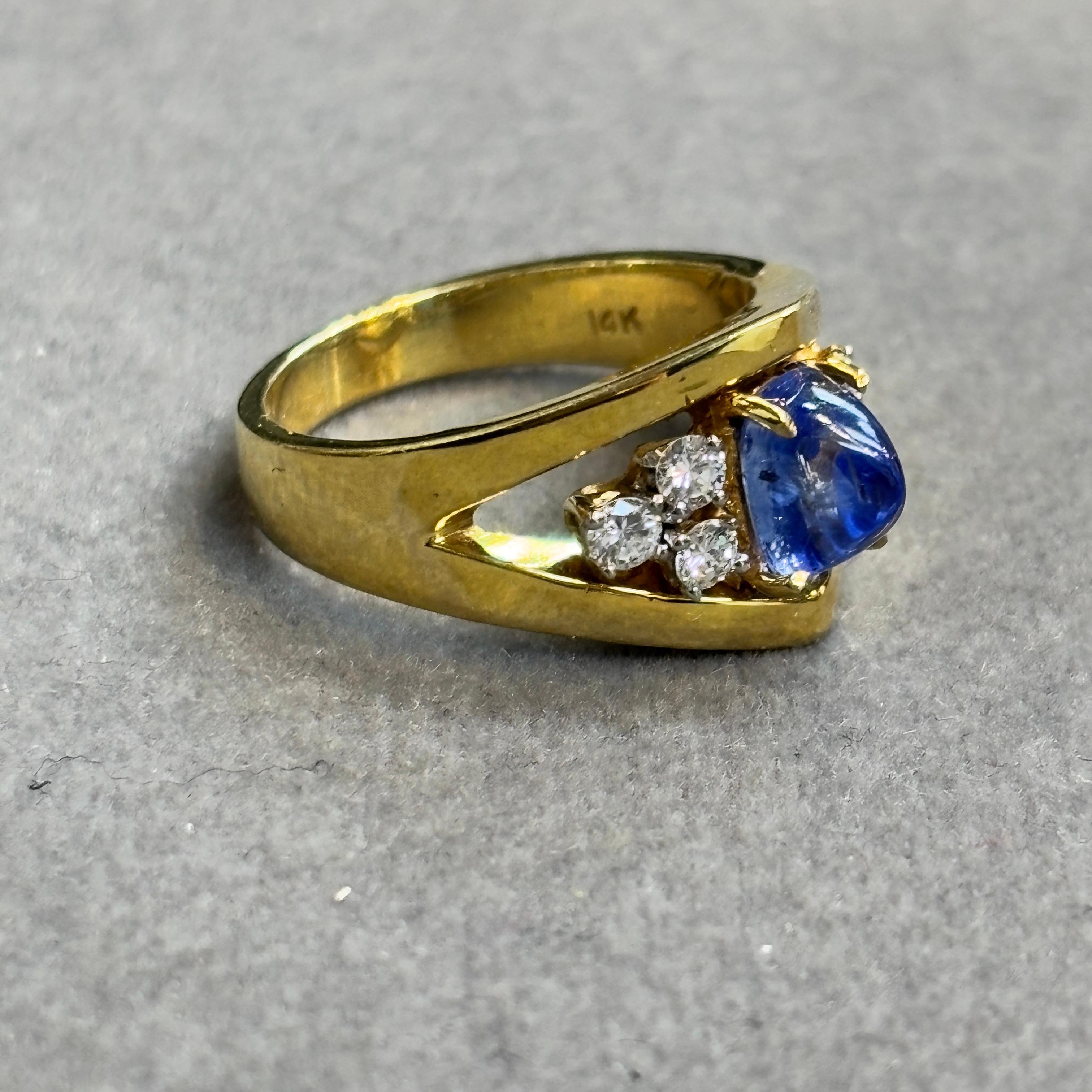 Anello da uomo con zaffiro cabochon piramidale in vendita 1