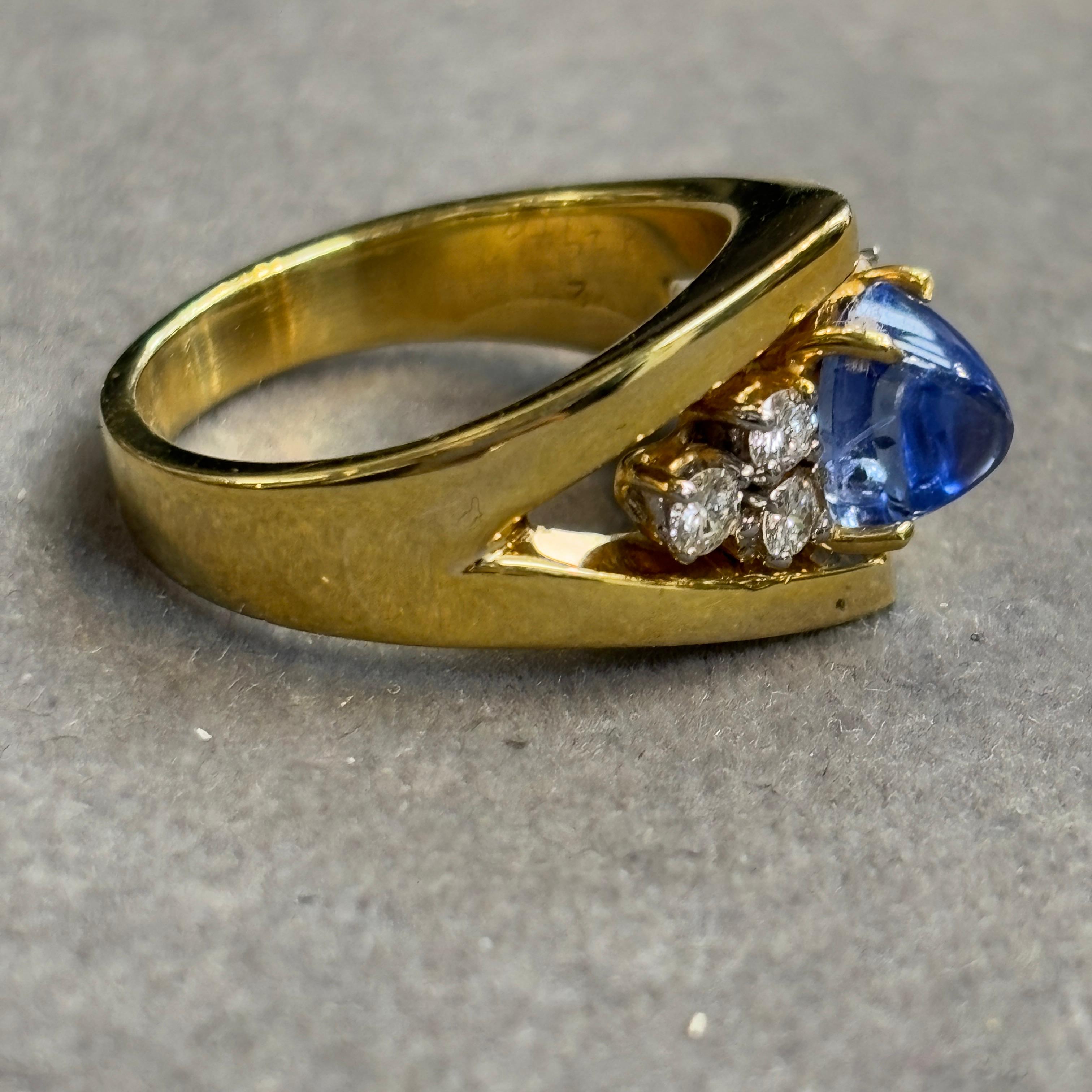 Anello da uomo con zaffiro cabochon piramidale in vendita 2