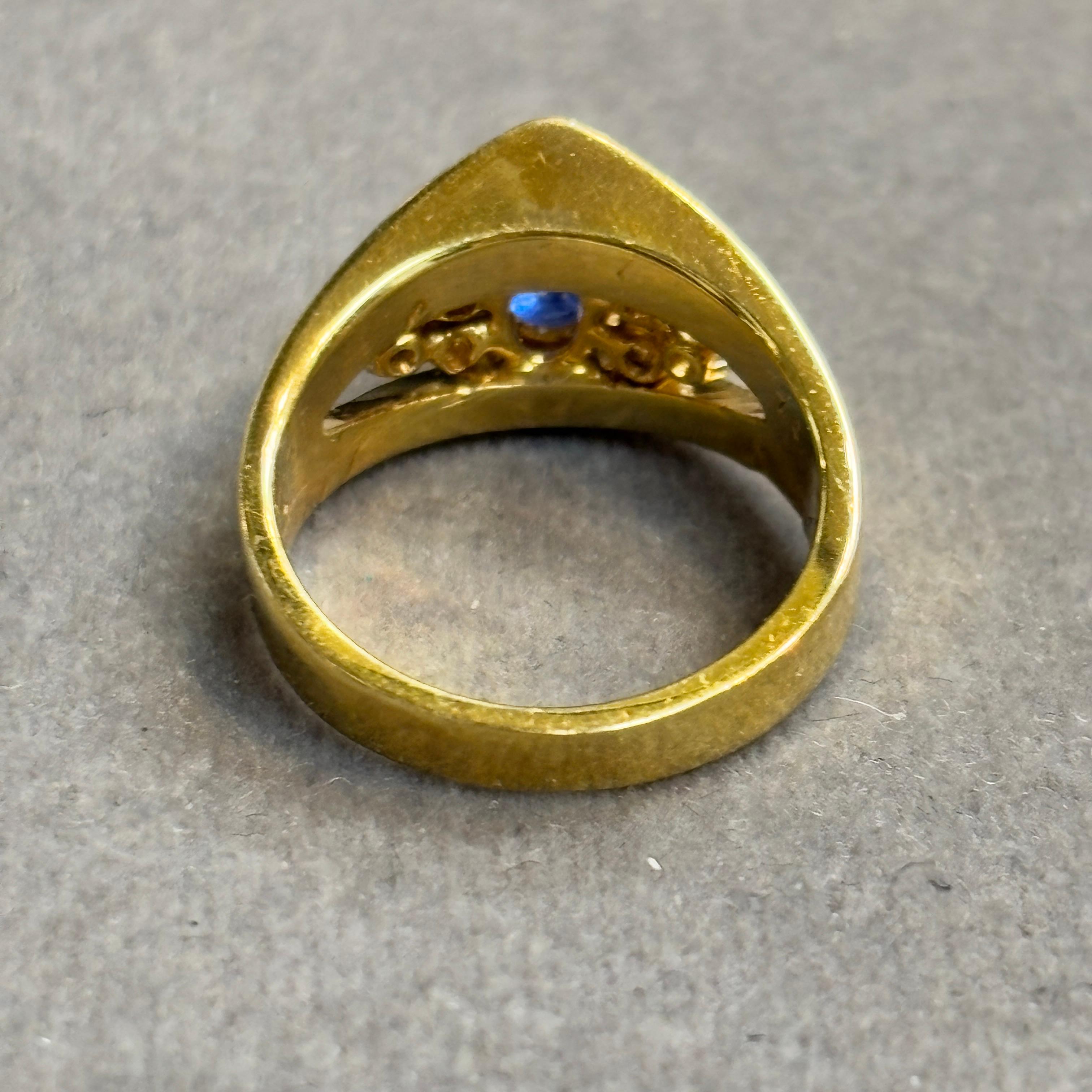 Anello da uomo con zaffiro cabochon piramidale in vendita 3