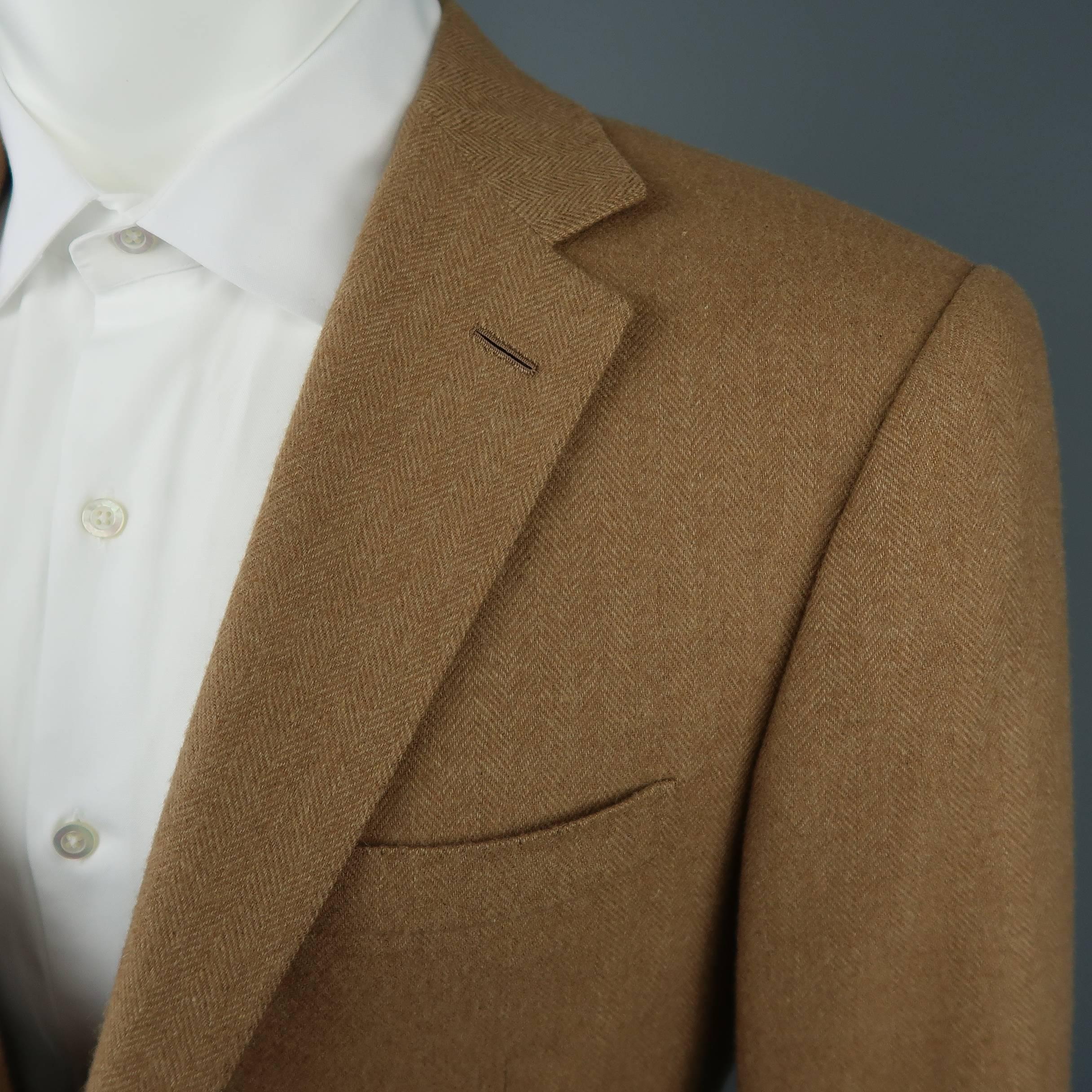 Ralph Lauren Purple Label sport coat comes in tan herringbone cashmere with a notch lapel, two button front, triple flap pockets, and double vented back. Made in Italy.
 
Excellent Pre-Owned Condition.
Marked: 40
 
Measurements:
 
Shoulder: 18.5
