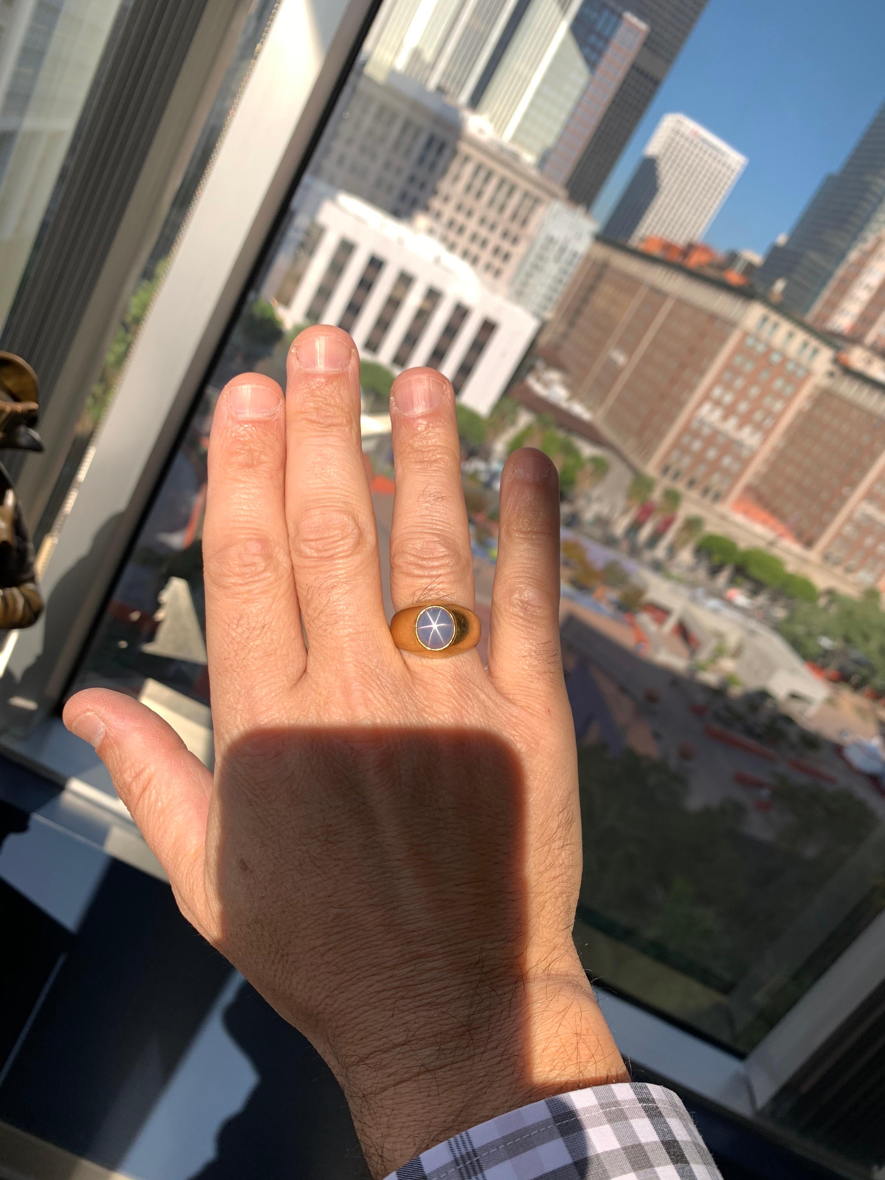 Rétro Homme Retro 10 Carat Gold Ring Natural Cabochon Bluish Star Sapphire Gem Stone en vente