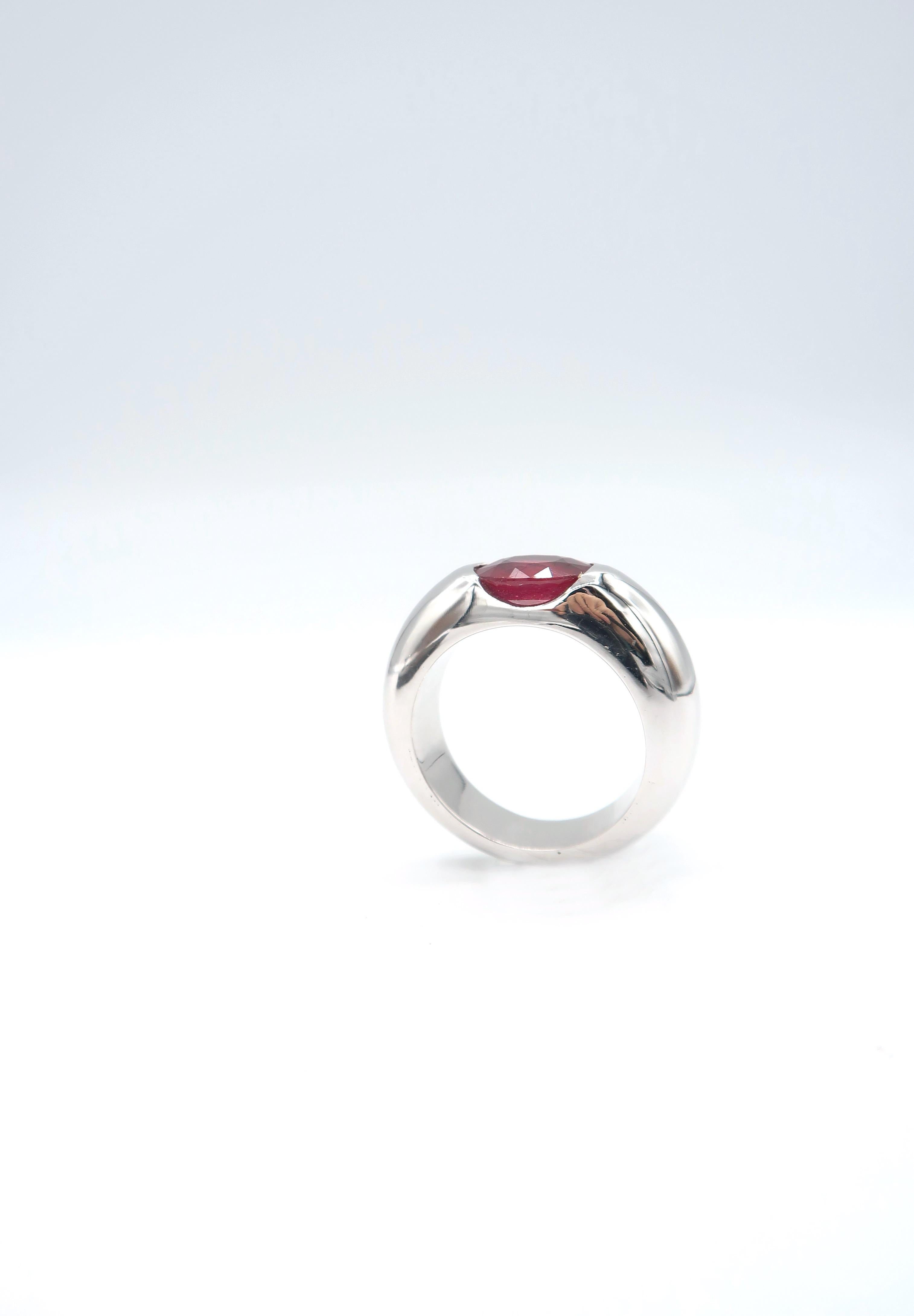 4-Carat Oval Ruby Mens Convex Ring in Plain 18K Gold

Ring Size: US 11/ UK V

Ruby: 4.0cts.
Gold: 18K Gold 15.50g.