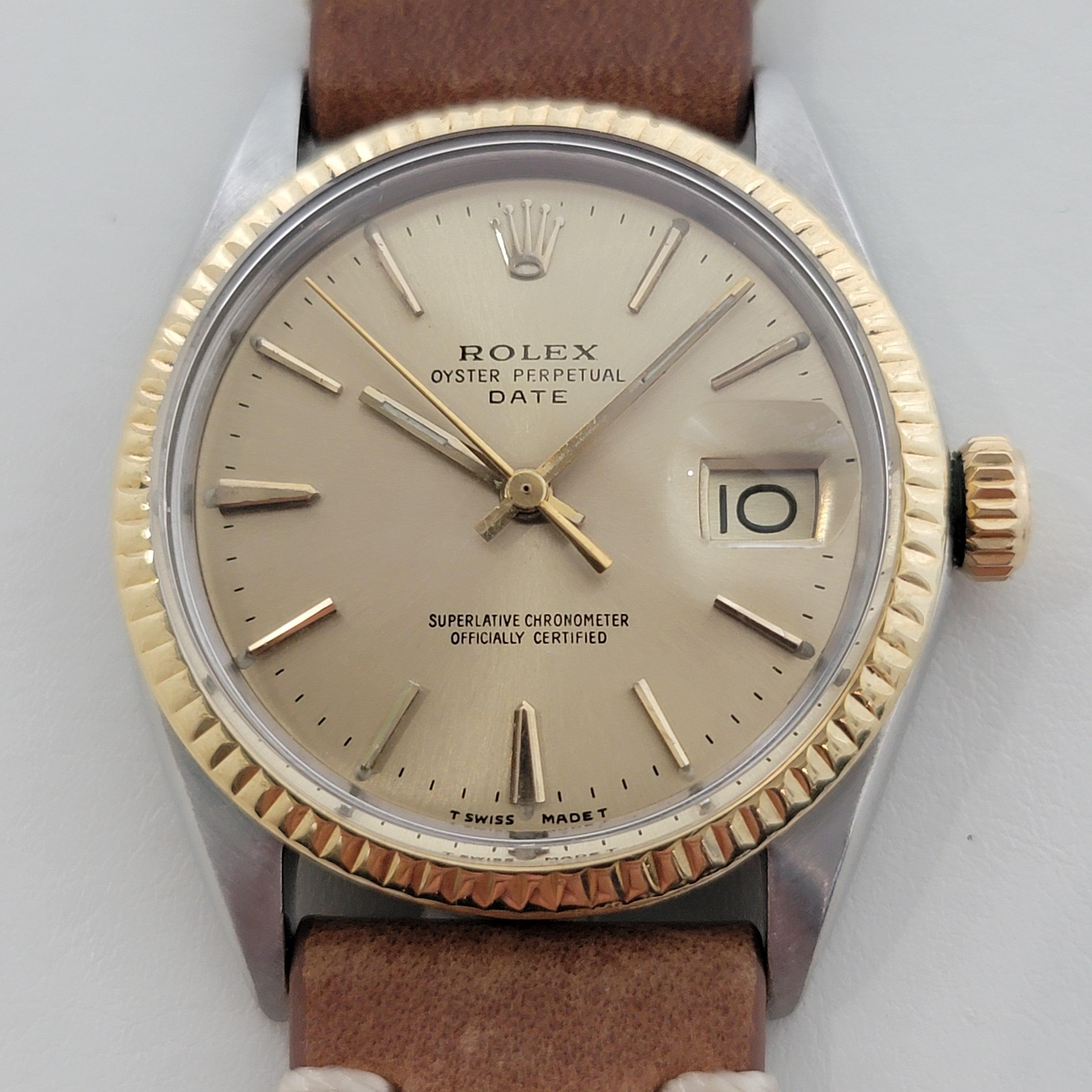 Clásico intemporal, Rolex Oyster Perpetual Date Ref 1500 automático de caballero con bisel de oro macizo de 14 quilates, c.1969. Verificado auténtico por un maestro relojero. Preciosa esfera dorada firmada por Rolex, índices de oro aplicados, agujas