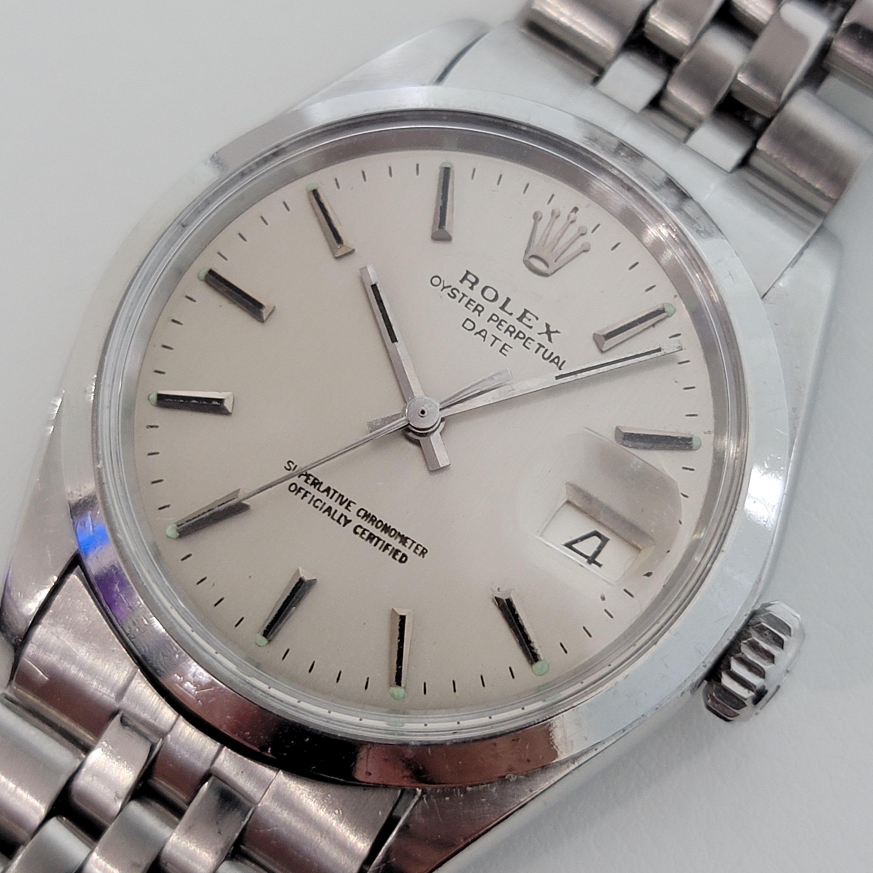 Timeless icon, Men's Rolex Oyster Perpetual Date Ref.1500 automatic, c.1969, all original. Verified authentic by a master watchmaker. Gorgeous original Rolex-signed dial, applied indice hour markers, silver minute and hour hands, sweeping central