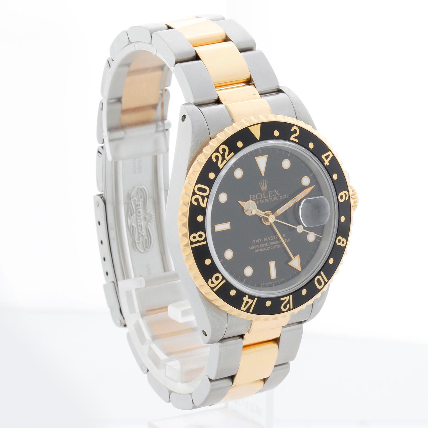 Rolex GMT-Master II Herrenuhr mit 2 Zeitzonen 16713 - Automatischer Aufzug, 31 Steine, Quickset, Saphirglas. Edelstahl mit Lünette aus 18 Karat Gelbgold mit schwarzem Einsatz (40 mm Durchmesser). Schwarzes Zifferblatt mit leuchtenden Indexen.