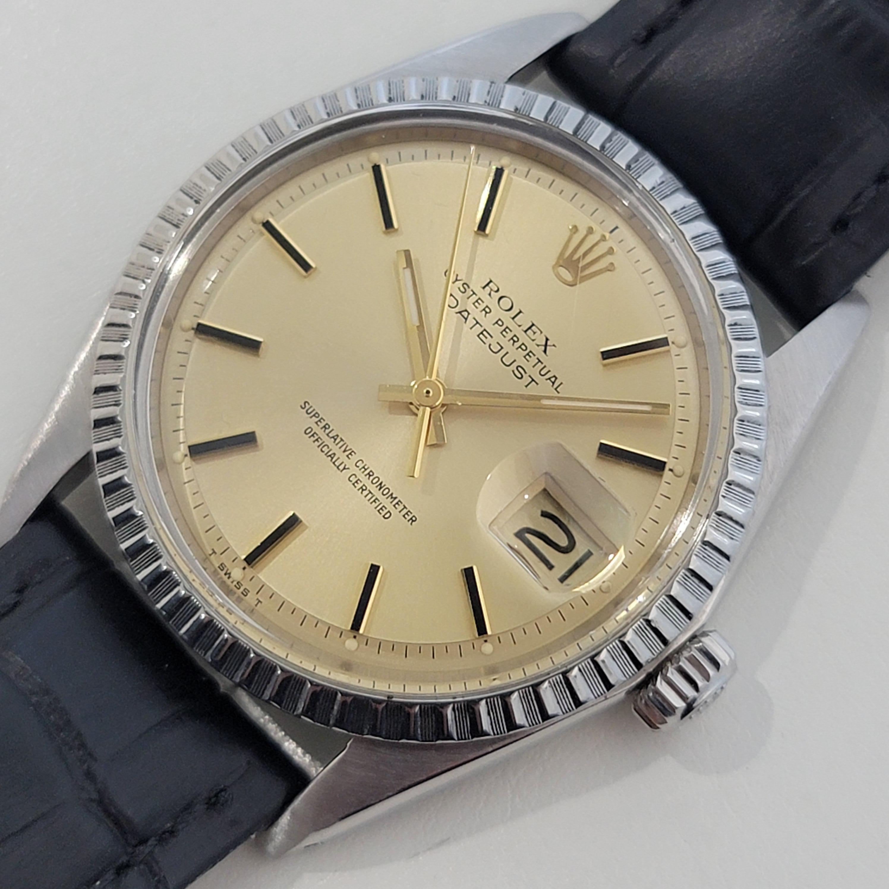 Timeless classic, Men's Rolex Oyster Datejust ref.1603 automatic, c.1975. Verified authentic by a master watchmaker. Gorgeous Rolex signed gold dial, accented perfectly with applied black/gold indice hour markers, gilt minute and hour hands,