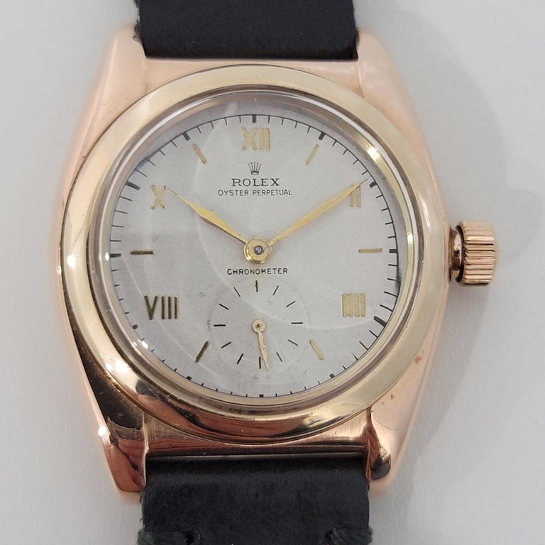 A rare timeless classic, Men's 14k solid rose gold Rolex ref.3131 Oyster Perpetual bubbleback automatic dress watch, c.1946. Verified authentic by a master watchmaker. Gorgeous Rolex signed dial, indice and Roman numeral hour markers, gilt minute