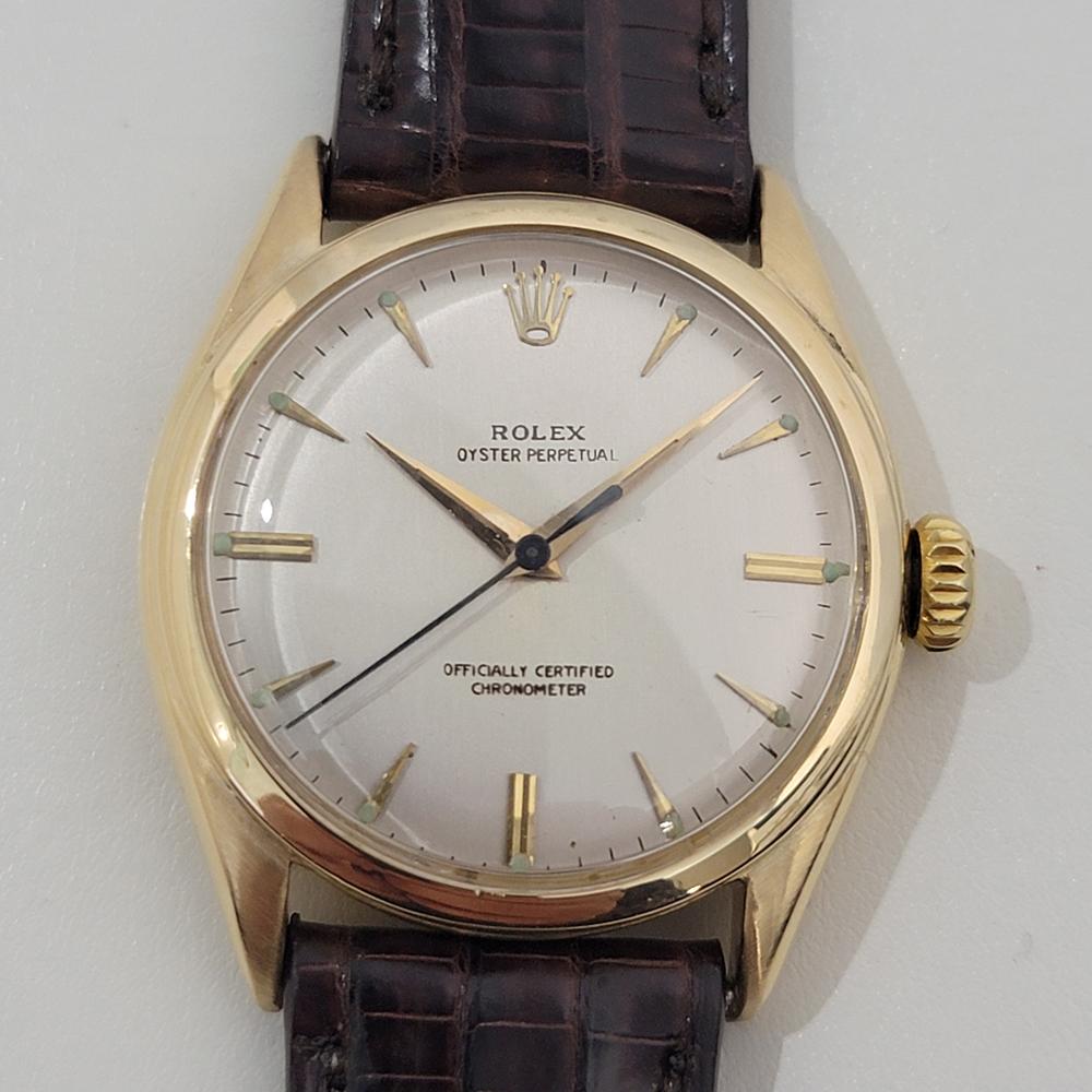 Classic luxury, Men's 18k solid gold Rolex Oyster Perpetual Ref.6084 semi bubbleback automatic dress watch, c.1954, in excellent working condition. Verified authentic by a master watchmaker. Gorgeous, Rolex signed dial, applied gold dagger index