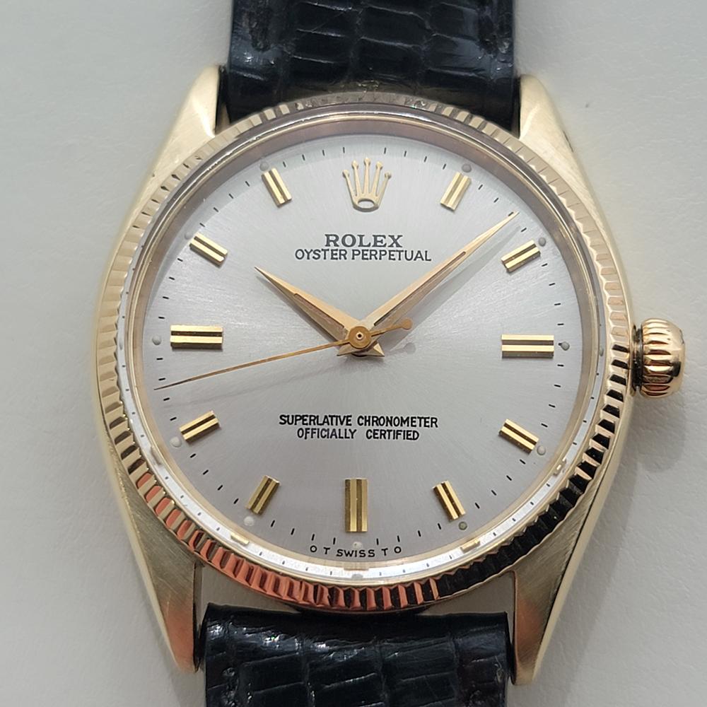 Élégance classique, montre habillée automatique Rolex Oyster Perpetual Ref.6467 en or massif 9k pour homme, c.1957, en excellent état de marche. Vérifié authentique par un maître horloger. Magnifique cadran signé Rolex, index bâtons appliqués,