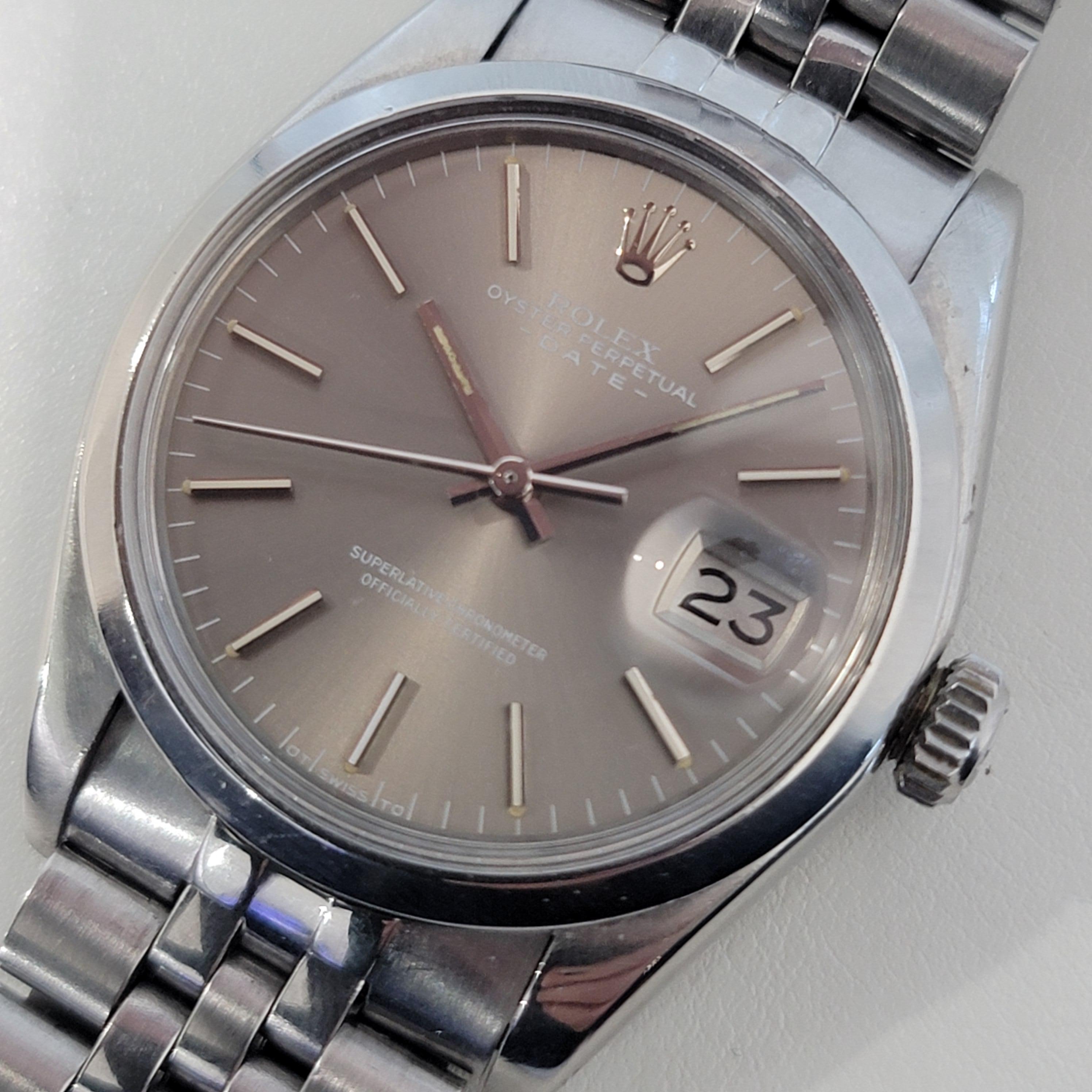 Classique intemporel, Rolex Oyster Perpetual Date Ref 1500 automatique pour homme, c.C.1979. Vérifié authentique par un maître horloger. Magnifique cadran Rolex gris d'origine, index appliqués, aiguilles lumineuses des minutes et des heures,