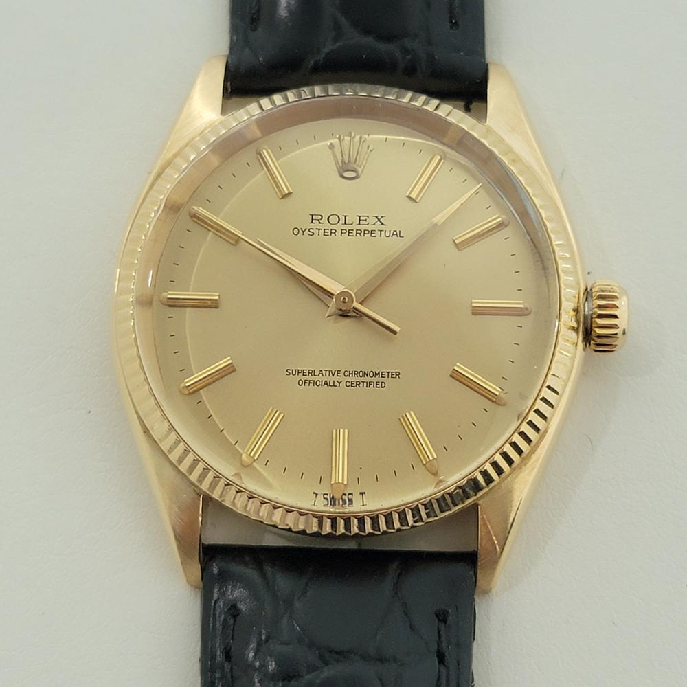 Lujoso clásico, Rolex Oyster perpetual de oro macizo de 18 quilates para caballero ref.1005 automático, c.1960, en excelente estado de funcionamiento y estético. Verificado auténtico por un maestro relojero. Preciosa esfera de oro firmada por Rolex,