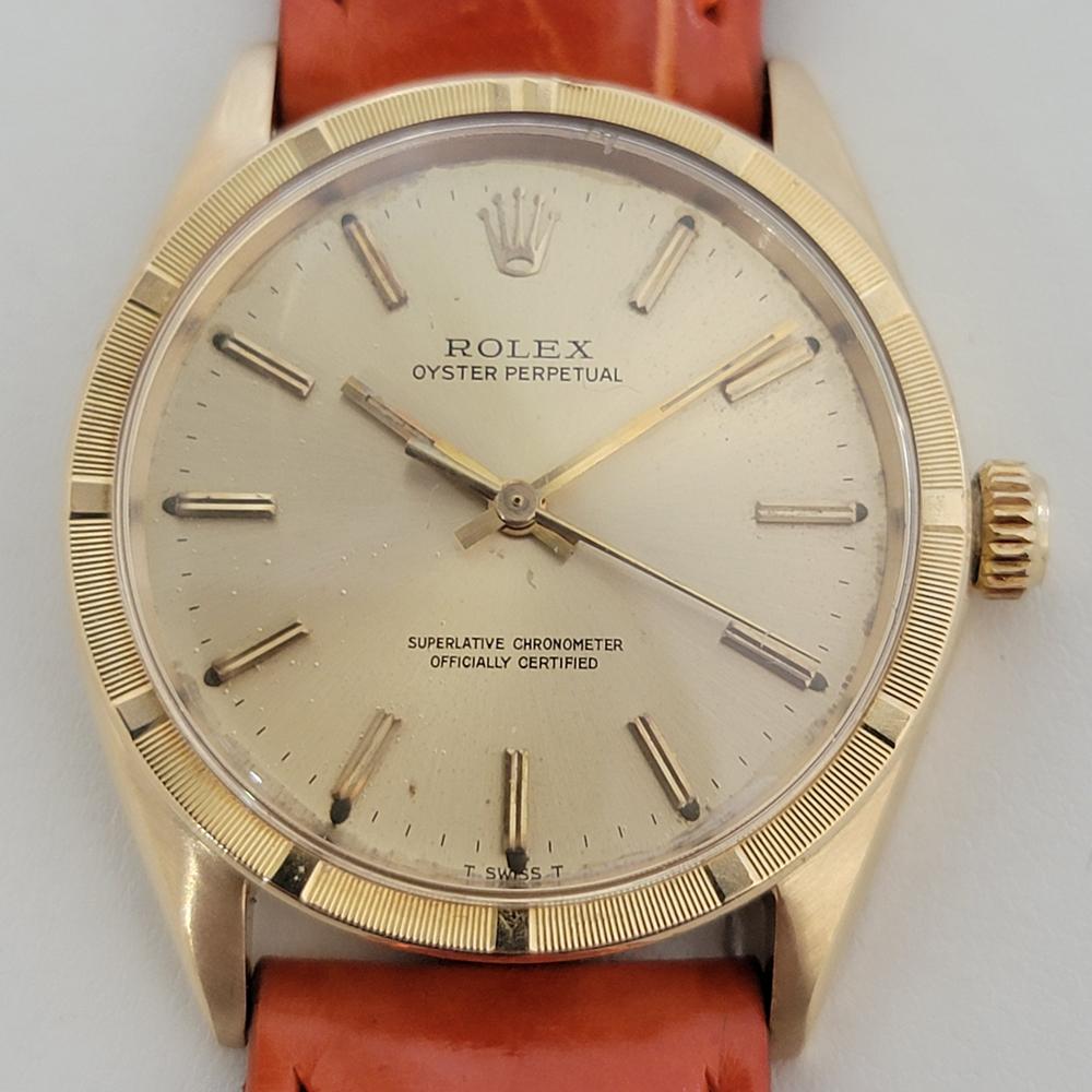 Elegant luxury, Men's 18k solid gold Rolex Oyster perpetual ref.1007 automatic, c.1967, in excellent working and aesthetic condition. Verified authentic by a master watchmaker. Gorgeous, Rolex signed gold dial, applied index baton hour markers, gilt