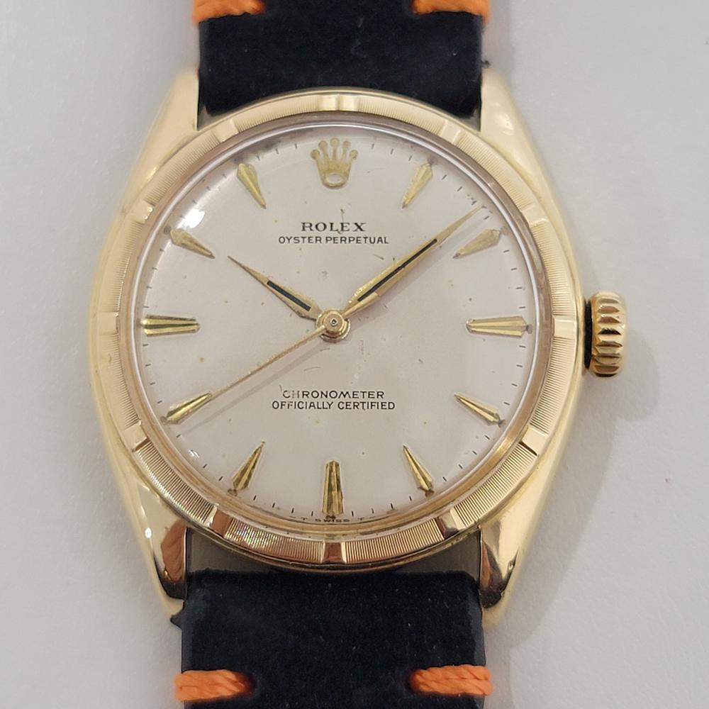 Luxe intemporel, une très charmante Rolex Oyster Perpetual en or massif 18 carats ref.6085 automatique, c.1952, en excellent état de fonctionnement. Vérifié authentique par un maître horloger. Magnifique cadran signé Rolex, index dague appliqués,