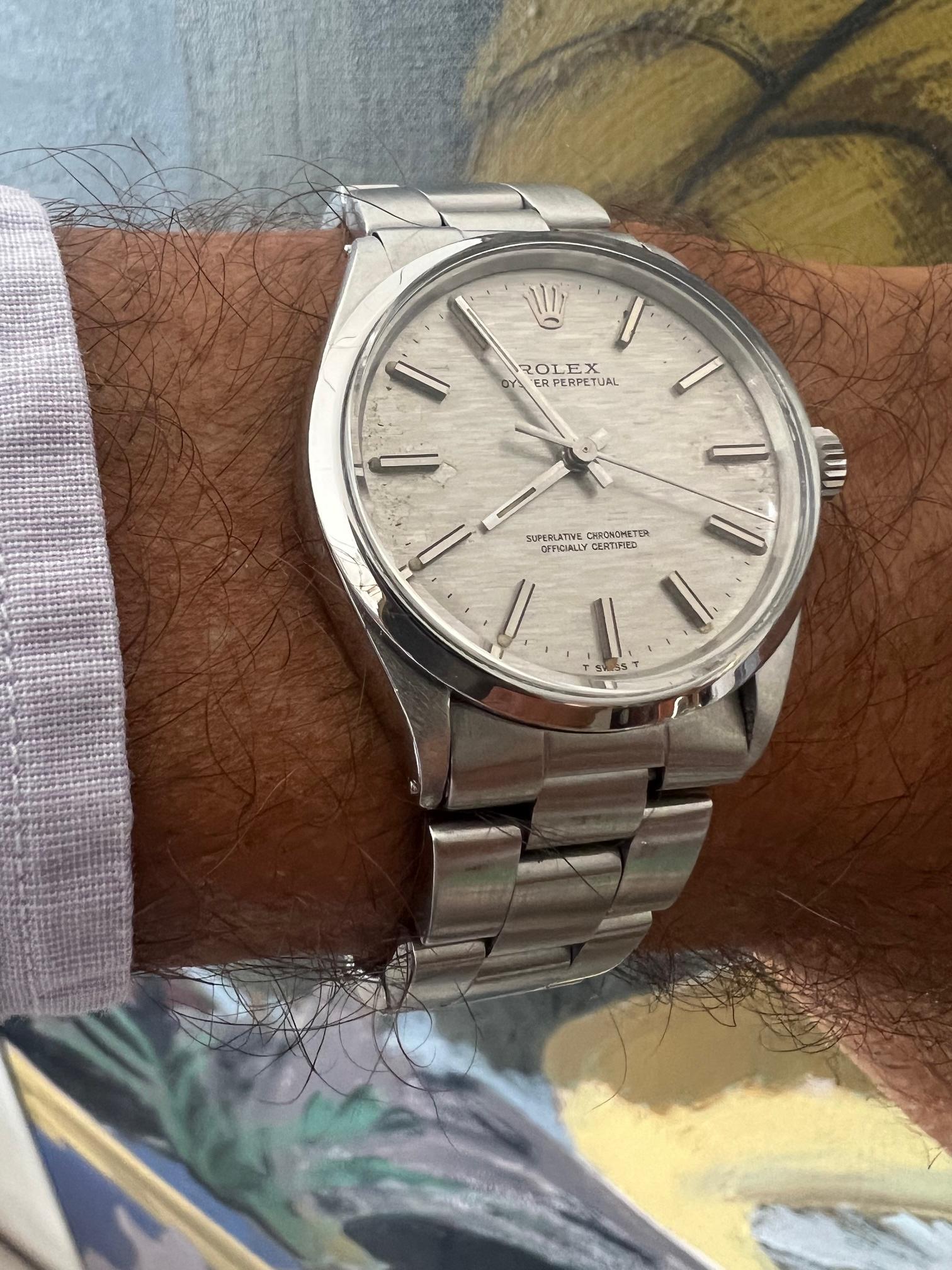 Une montre Rolex Oyster Perpetual en acier inoxydable pour homme Ref # 1002, avec une boîte de service. Cette Rolex avec une année de production de 1971 basée sur le numéro de série (2688482) dispose d'un boîtier en acier inoxydable de 34 mm avec
