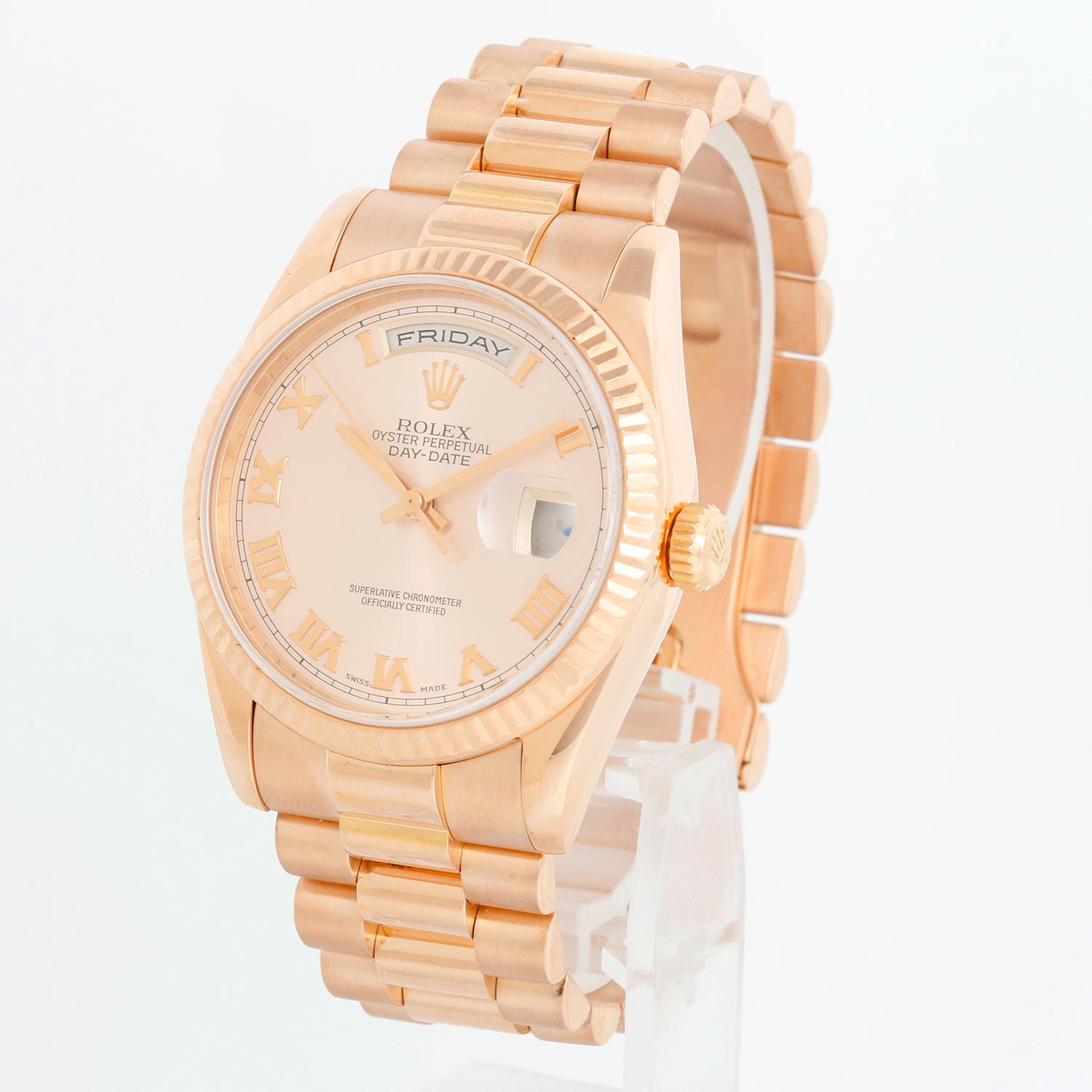 Rolex President Modèle 118235 - Montre-bracelet pour homme à remontage automatique avec jour et date. Boîtier en or rose 18 carats avec lunette cannelée (36 mm de diamètre). Cadran rose avec chiffres romains en or en relief. Bracelet président en or