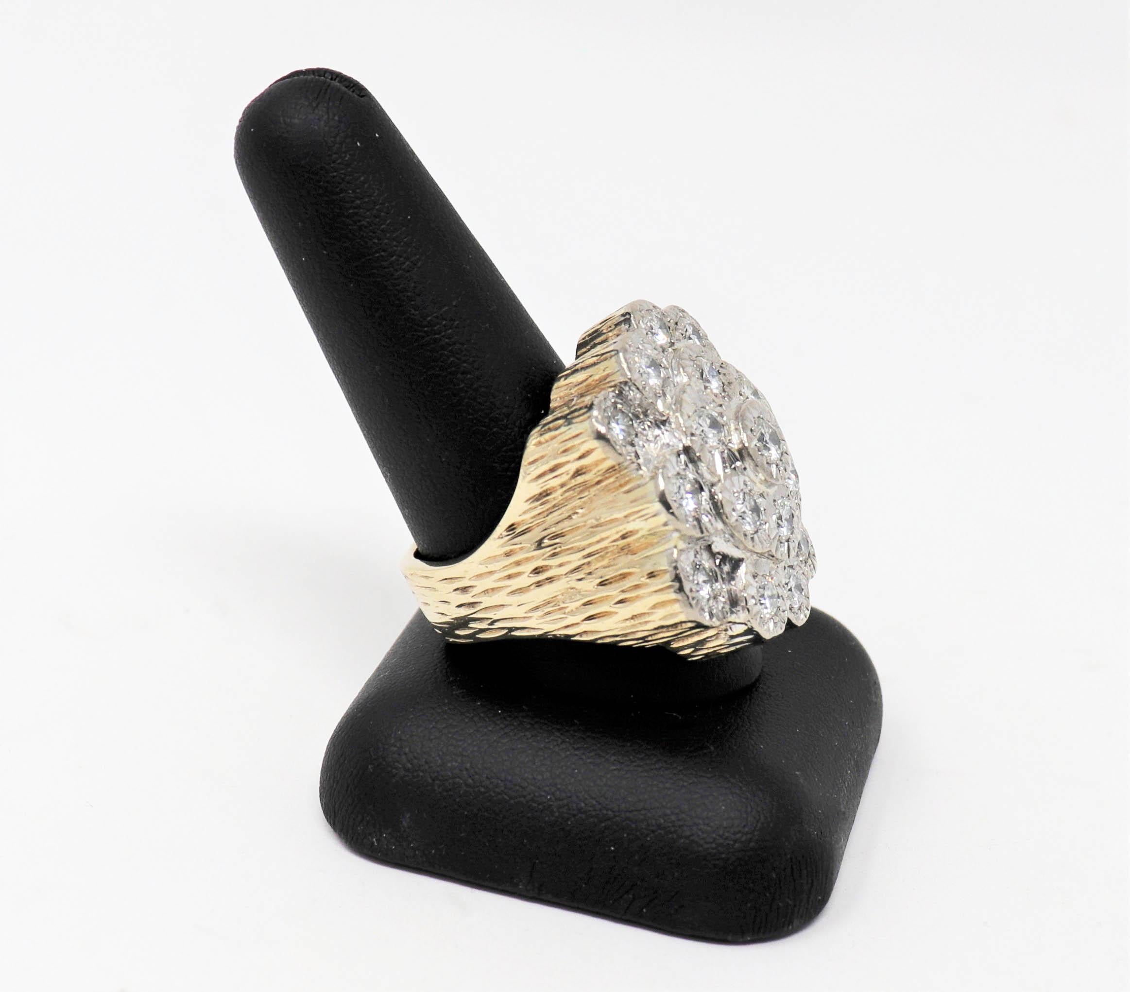 Runder Brillant-Diamant-Cluster-Baumrindenring für Herren 3,71 Karat Gesamtgewicht Faux Bois 1