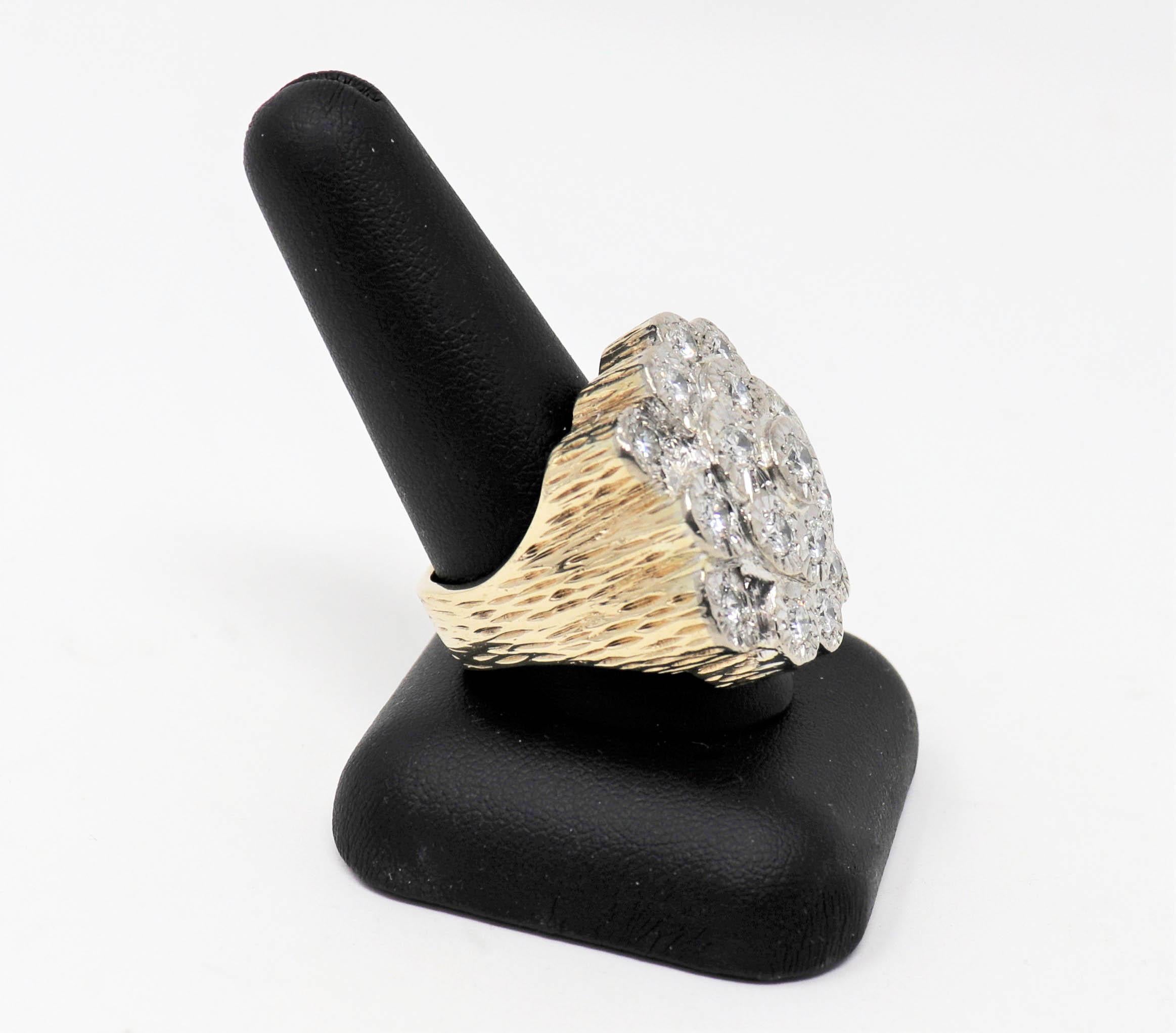 Runder Brillant-Diamant-Cluster-Baumrindenring für Herren 3,71 Karat Gesamtgewicht Faux Bois im Angebot 1