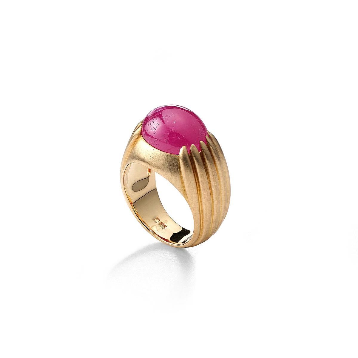Men's ring in 18kt yellow gold set with one cabochon cut ruby 9.71 cts Size 54     