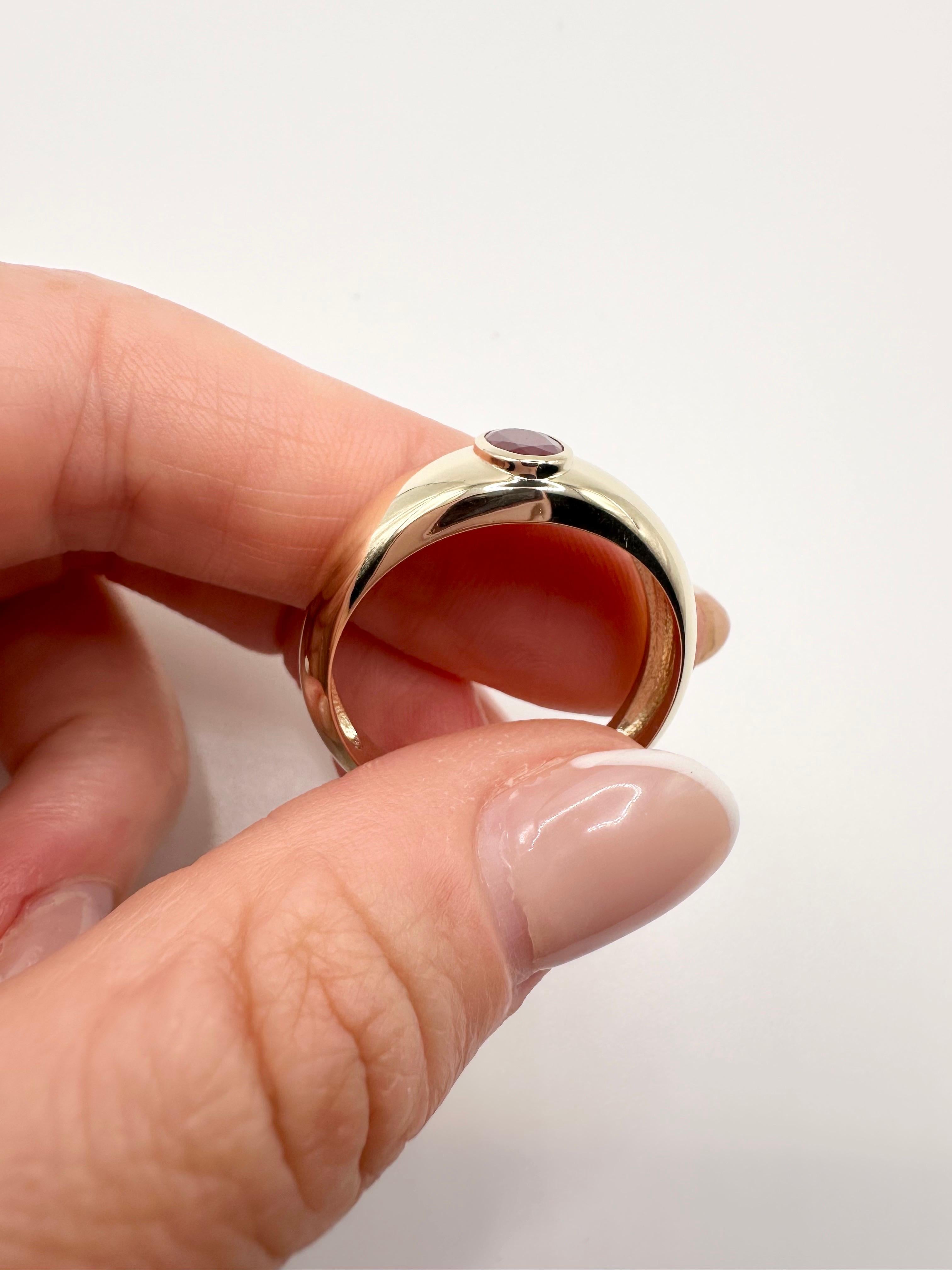 Eleganter Herrenring mit einem schönen Rubin in der Mitte unbehandelten 100% natürlichen Rubin aus Burma, der Rubin ist 7x5mm und der Ring ist in massivem 14KT Gelbgold gemacht.

Metall Typ: 14KT

Das Echtheitszertifikat wird beim Kauf