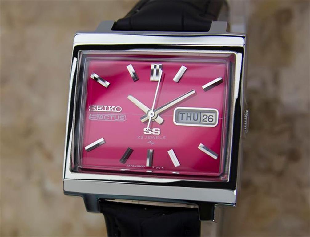 Stunning vintage classic, Men's Seiko 5 Actus day date automatic, c.1970s. Verified authentic by a master watchmaker. Gorgeous, vibrant Seiko signed purple velvet dial, applied indice hour markers, silver minute and hour hands, sweeping central