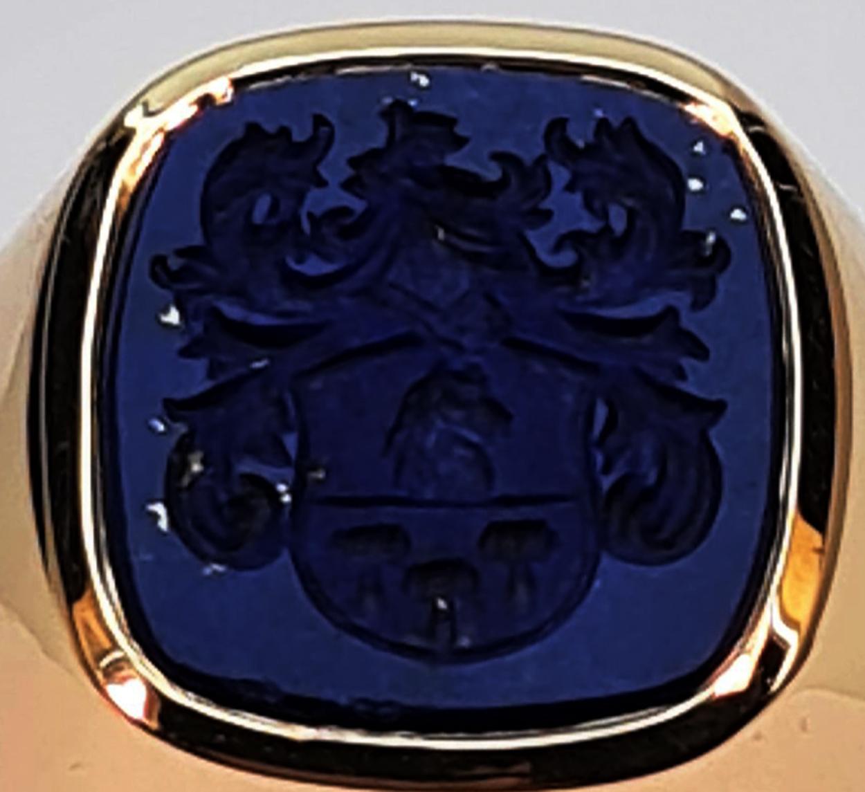 A truly stately signet ring! The gorgeous blue lapis shows the typical pyrite spots, which are reminiscent of stars in the night sky and are an unmistakable sign of the lapis's authenticity.

The massive ring band is made of 750 gold, the 750 stamp