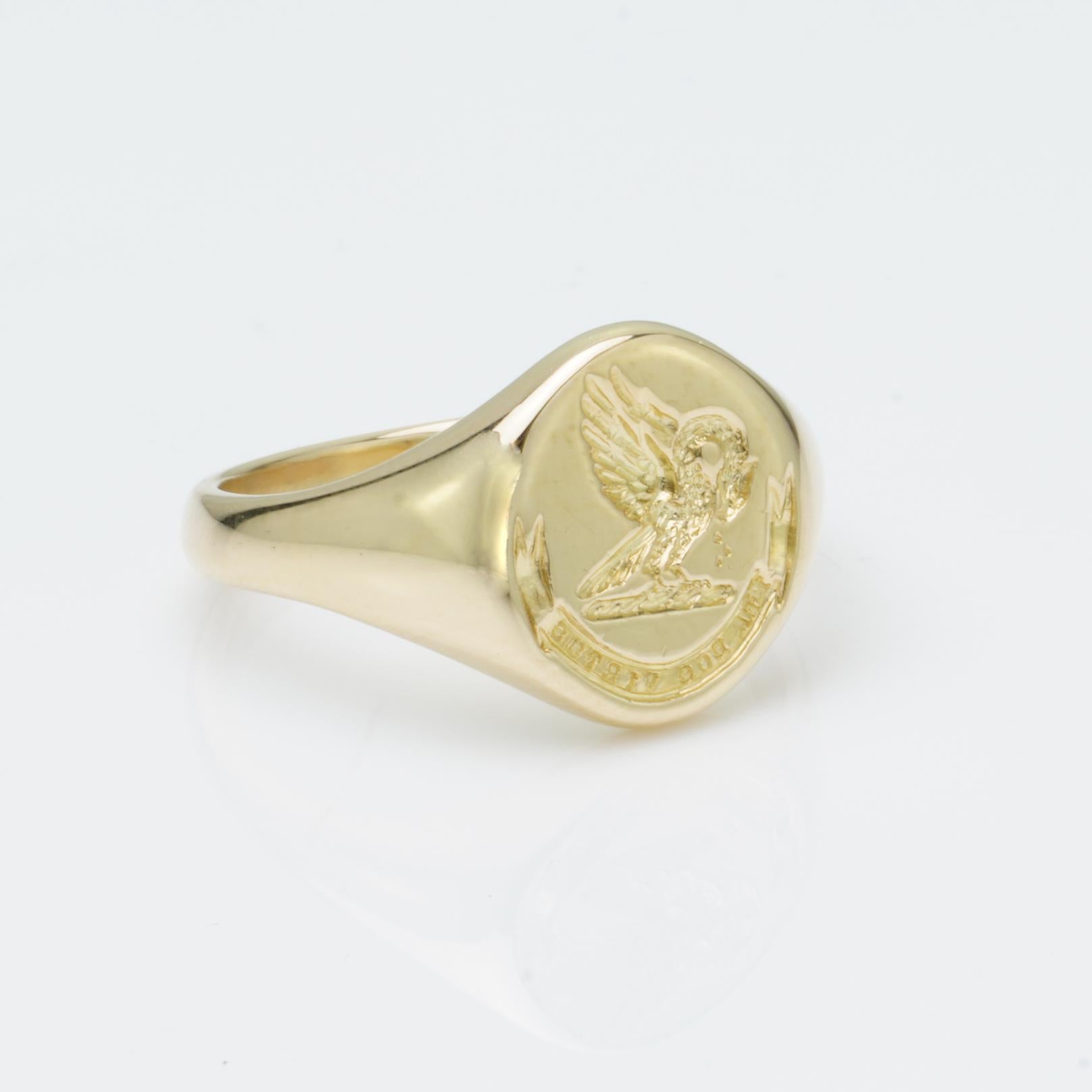 18t. yellow gold men's Signet Ring with Dragon and Latin Phrase Mea Dos Virtus In Good Condition In Braintree, GB