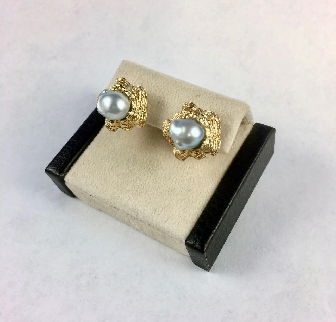 Moderne Ensemble de boutons de manchette et de clous d'oreilles en argent/perles d'eau douce grises et or 14k pour hommes en vente