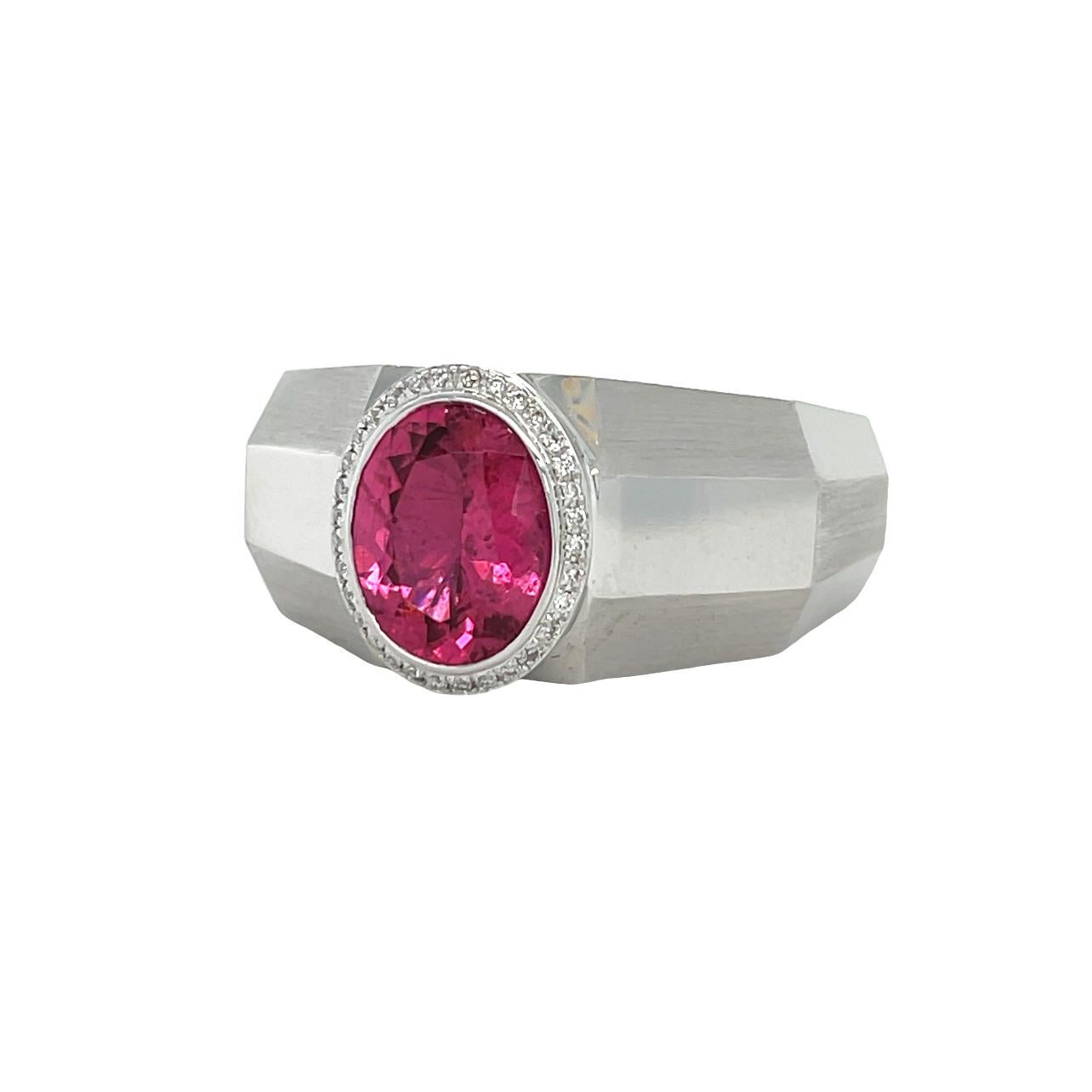 This unique Men's ring has a vibrant pink 10x8 mm Oval shaped African Spinel surrounded by top quality brilliant cut diamonds. The center stone is bezel set in 14K white and gold. It comes in a beautiful box ready for the perfect gift!
Size: US