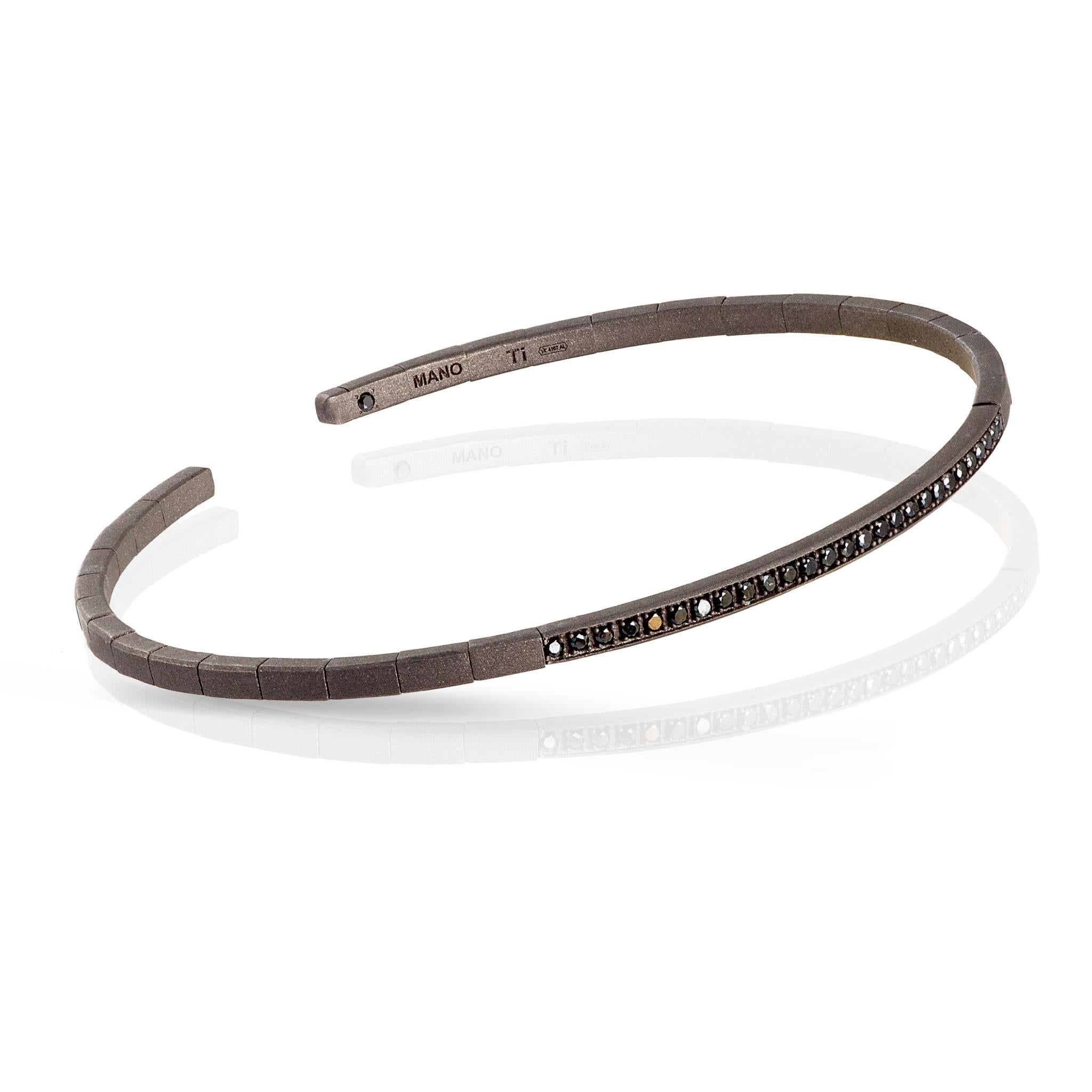 Men's titanium bracelet with black diamonds. A bracelet with an elastic structure featuring a long series of 27 black diamonds with a total carat of 27 points running through part of the bracelet. On the inside, a 1-point black diamond has been set