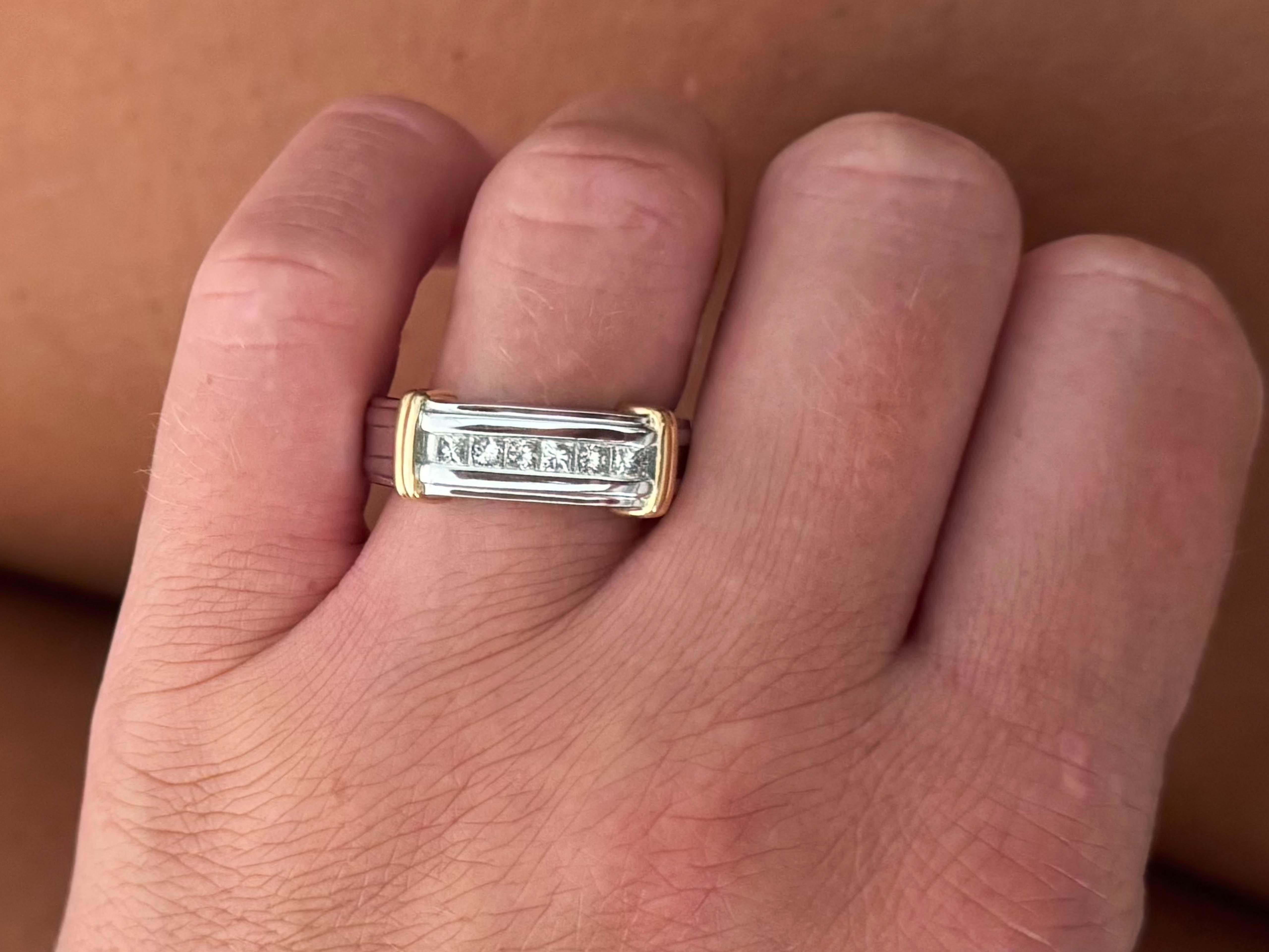 Spécifications de l'article :

Métal : Or blanc et jaune 14k

Nombre de diamants : 6 tailles carrées

Poids total en carats du diamant : ~1,00 carat

Couleur du diamant : G-H

Clarté du diamant : VS2-SI2

Taille de l'anneau : 10.25

Poids total :