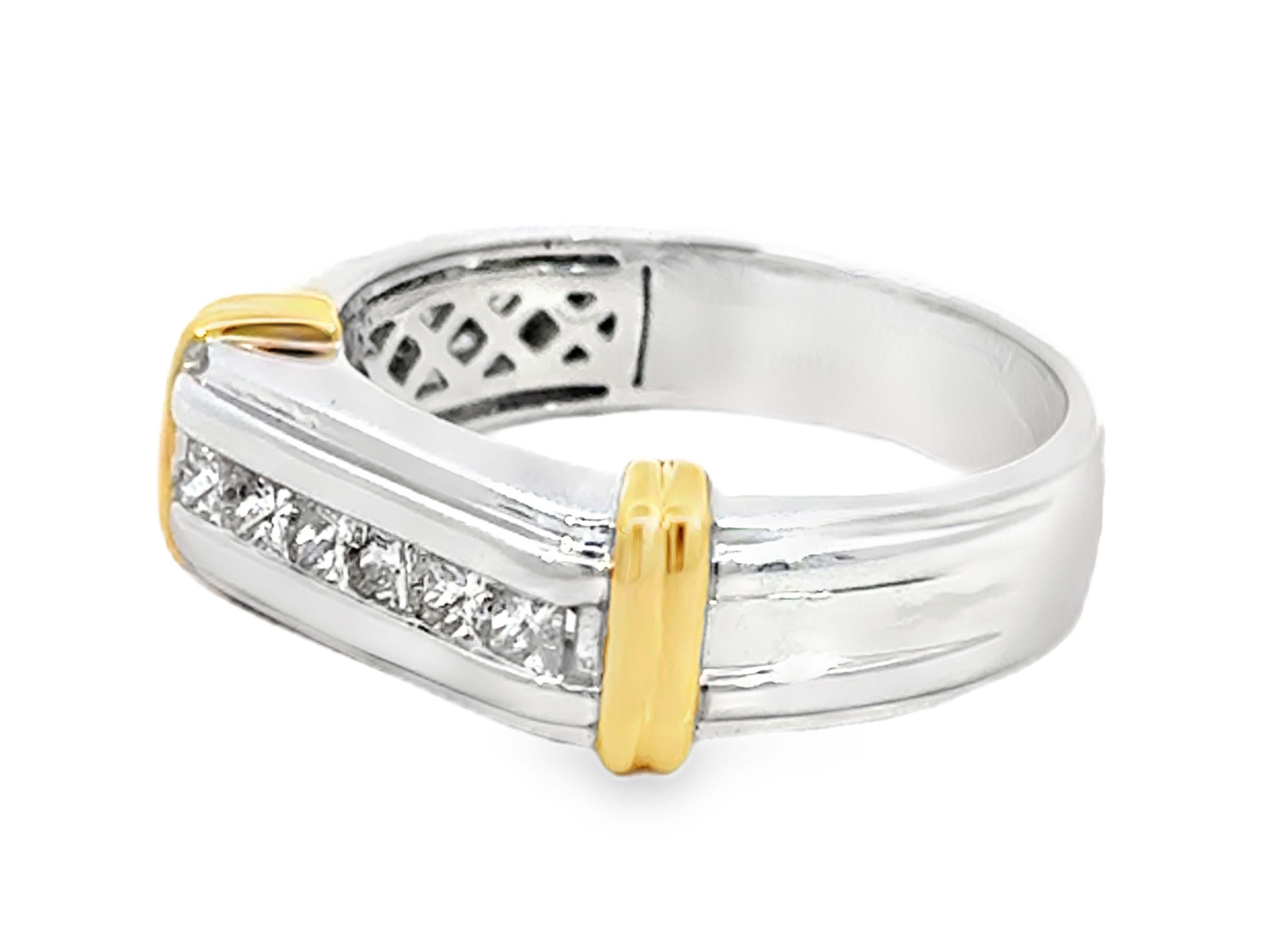 Moderne Bague pour homme en or 14k avec diamant taillé en carré et serti en canal en vente