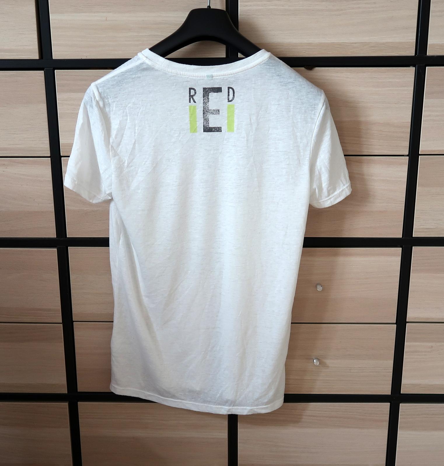 This sleek men’s t-shirt from United Colors of Benetton’s 2015 collection combines comfort and style. Designed with a fabric blend of 65% polyester and 35% Pamuk (cotton), it offers durability and a soft feel, ideal for casual or everyday wear. The