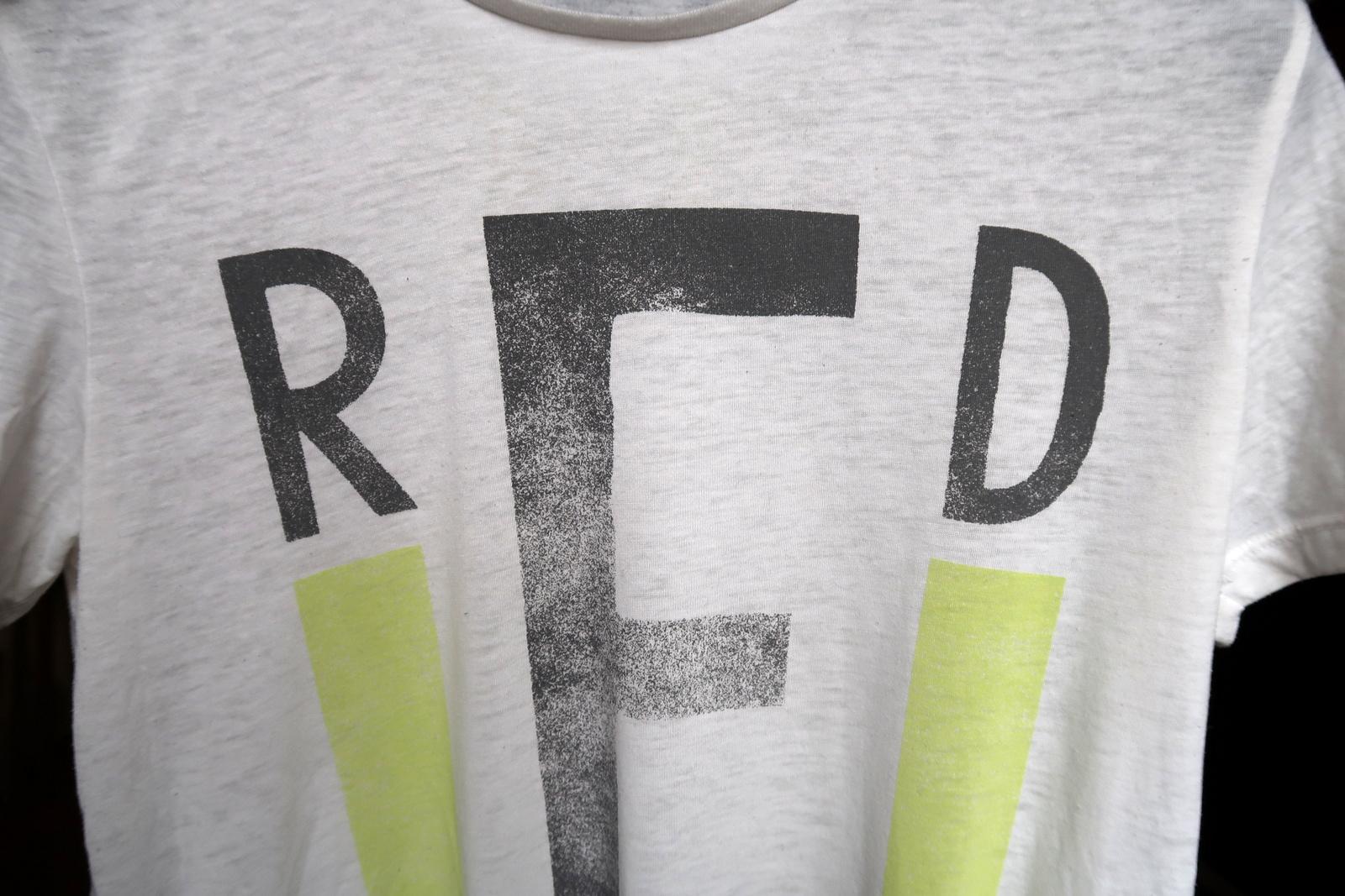 Contemporary Men's T-Shirt by United Colors of Benetton, 2015 Collection, Size M, 2C13 For Sale