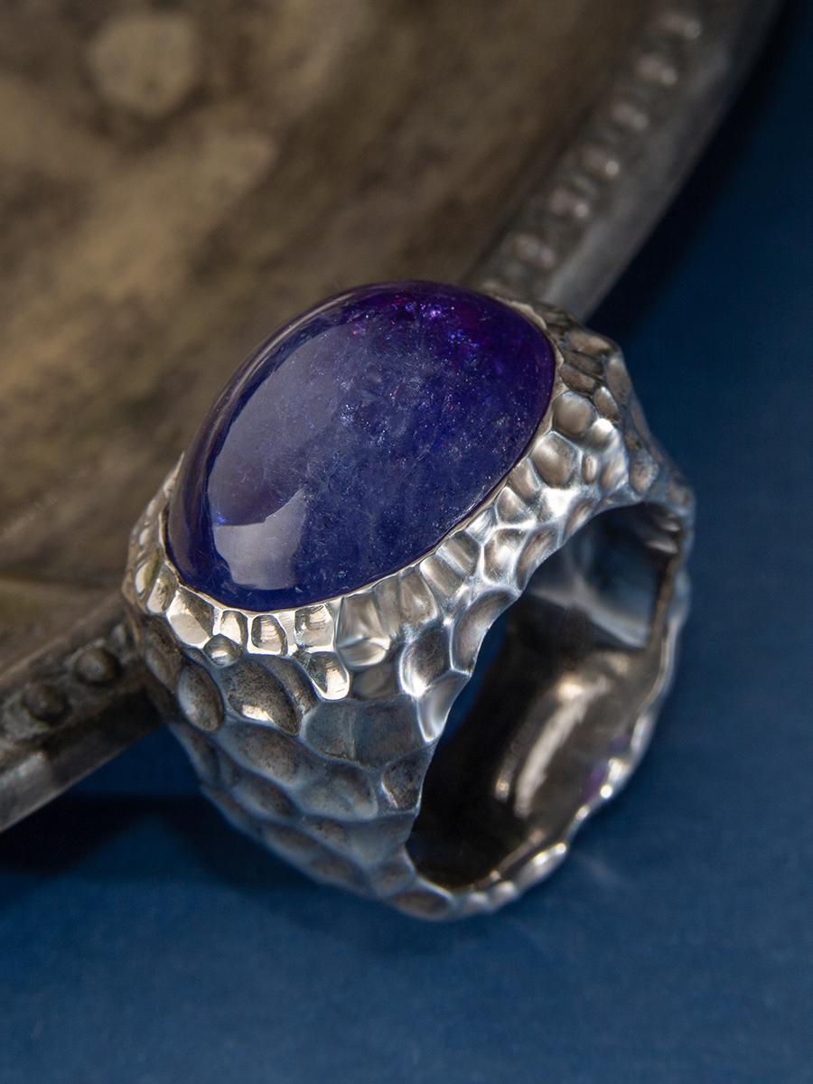 Grande bague unisexe en argent avec tanzanite bleu foncé et grand cabochon Neuf - En vente à Berlin, DE