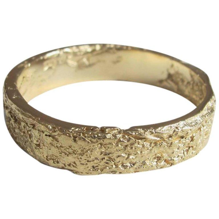 Dieser Ring aus massivem 18-karätigem Gelbgold zeichnet sich durch die für Allison Bryan typische raue, luxuriöse Papierstruktur aus.  Jedes Stück dieser Kollektion wird einzeln von Hand aus Papier gefertigt und in einem einzigartigen und