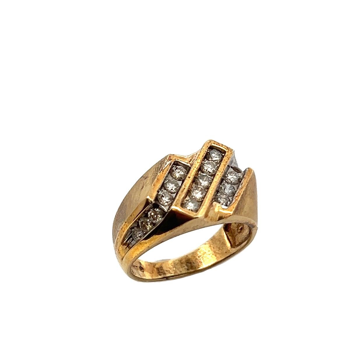 Anello da uomo con tre file di diamanti. Anello in oro giallo con tre file di diamanti taglio rotondo di circa 1,36 carati.

Misura dell'anello: 8,25

Riassortimento gratuito

Peso in grammi: 6,1 grammi 

Tipo di metallo: Oro giallo 14 carati 
