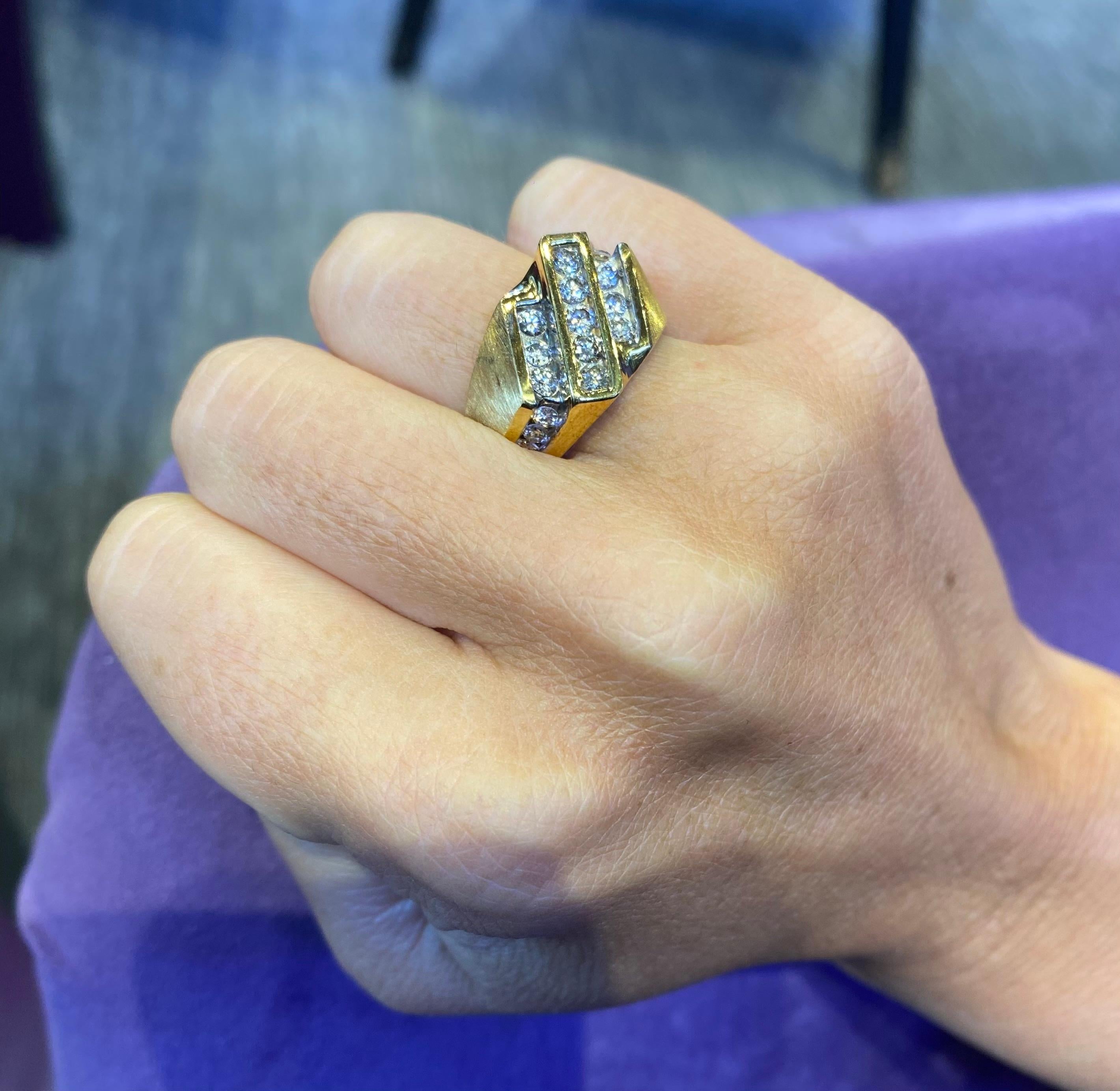 Taglio rotondo Anello da uomo con tre file di diamanti in vendita