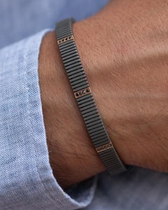 Pulsera de hombre de titanio y oro rosa de 18 quilates con diamante negro redondo