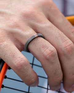 Anillo de titanio con diamante redondo incoloro en oro rosa de 18 quilates para hombre