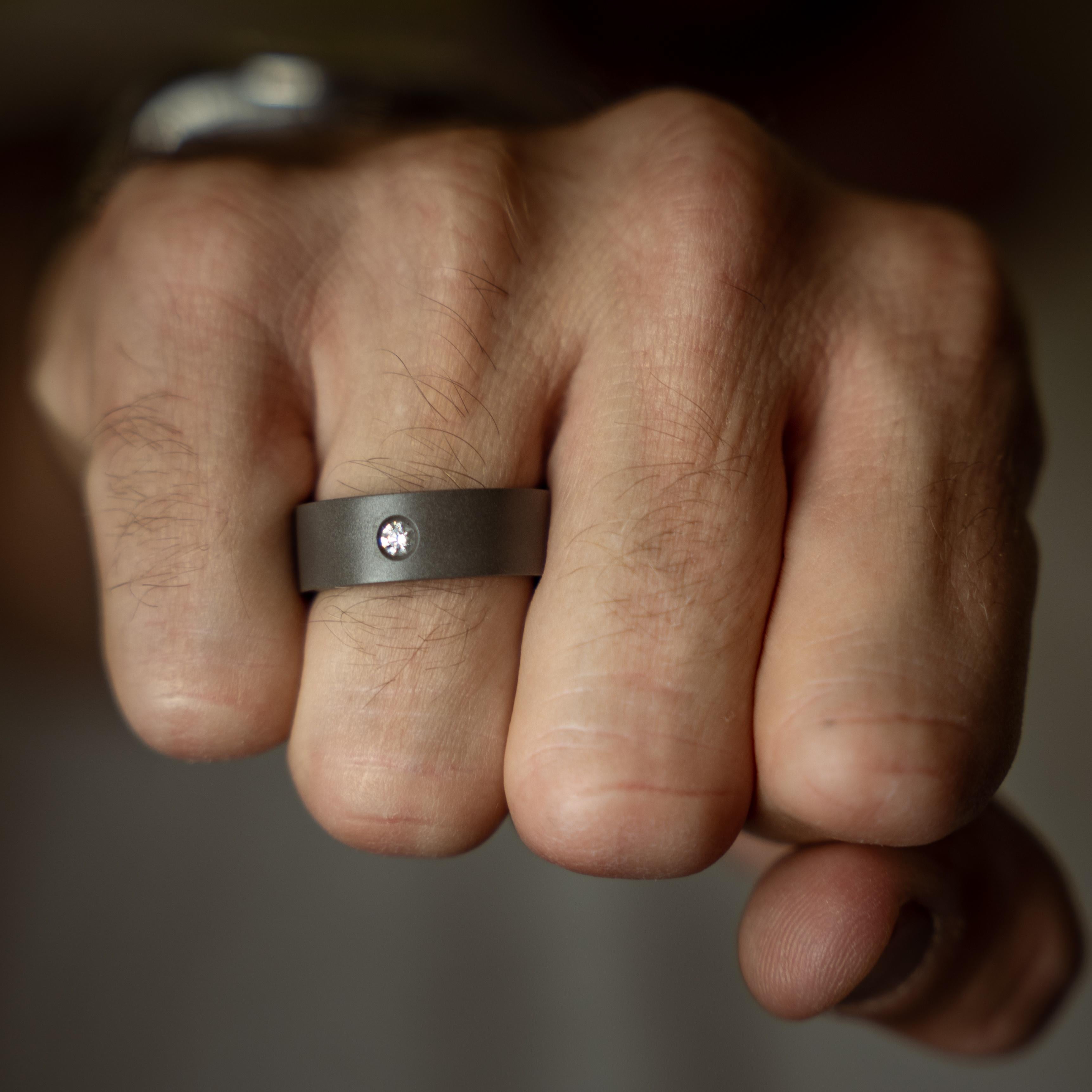 Flat Band Solitär aus Titan für Herren aus Titan mit 10 Punkten weißem Diamanten (Brillantschliff) im Angebot