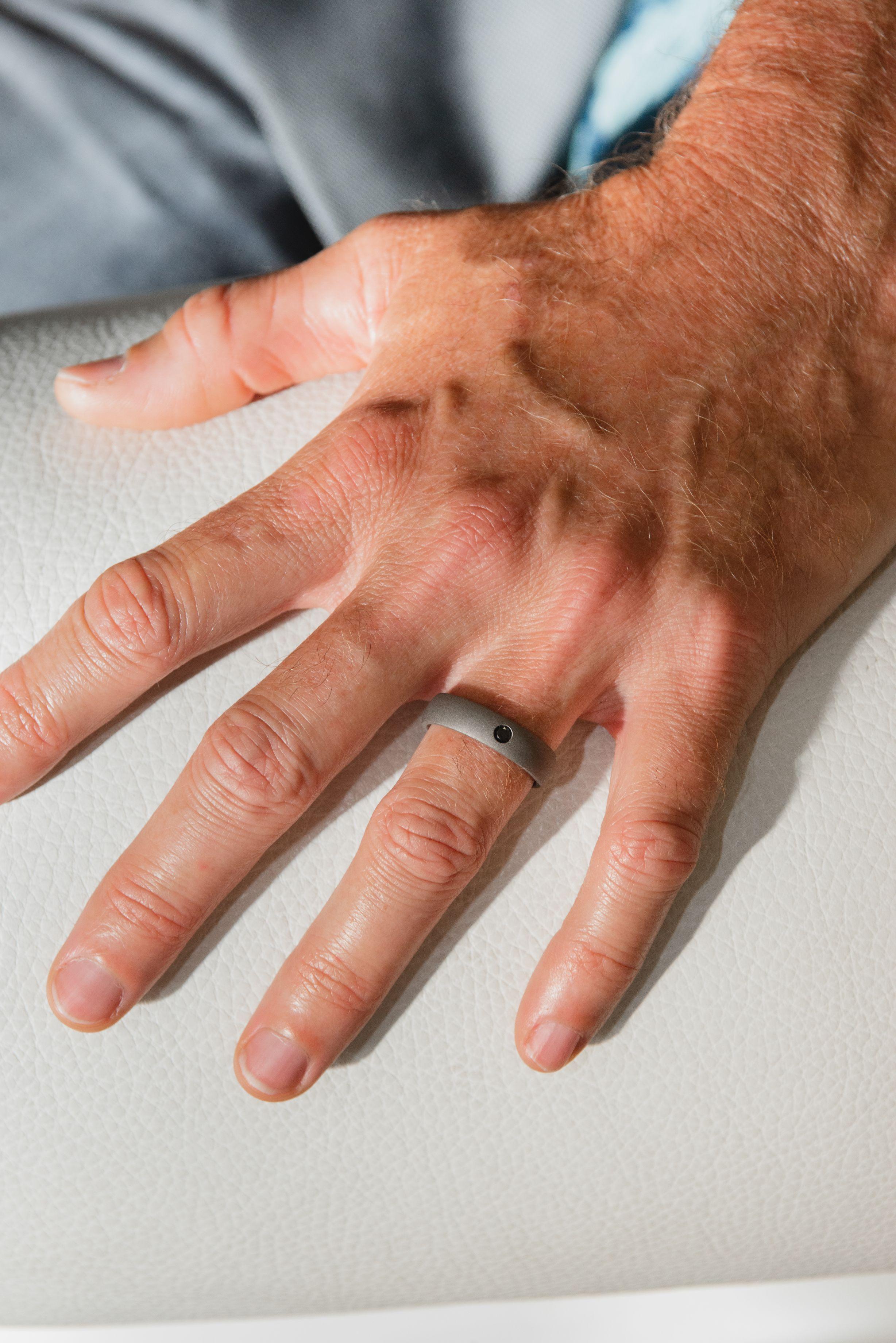 Der Ring aus Titan ist aus unserer Herrenkollektion. Dieser maskuline Ring ist mit natürlichen schwarzen runden Diamanten von insgesamt 0,1 Karat besetzt. Das Band ist 0,5 cm breit. Perfekt für einen männlichen Look!

Die Herrenkollektion ist eine