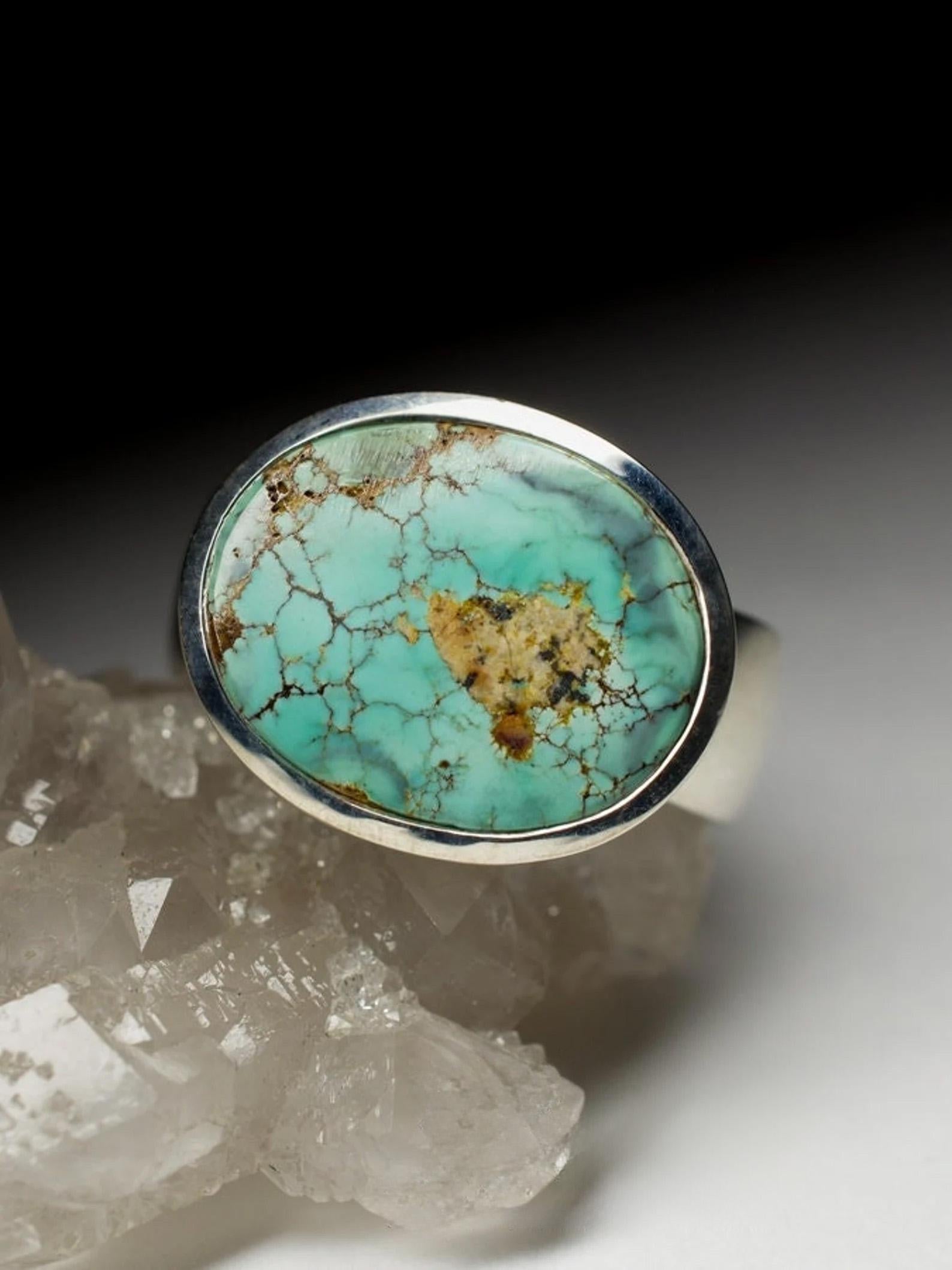 Questo anello unisex di grande effetto è realizzato a mano in argento sterling 925 e mette in mostra una gemma naturale di turchese di notevole qualità proveniente dalle leggendarie miniere di Nishapur. Rinomata per la produzione di alcuni dei